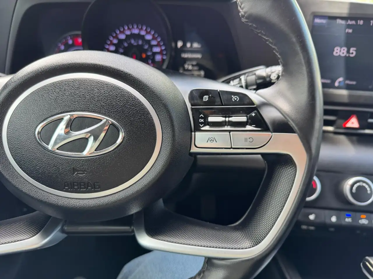 Hyundai ELANTRA photo Hyundai ELANTRA