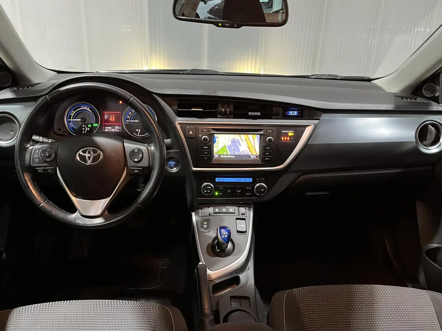 Toyota Auris Touring Sports 1.8 Hybrid Dynamic 1e eigenaar, 100 Bruin - 2