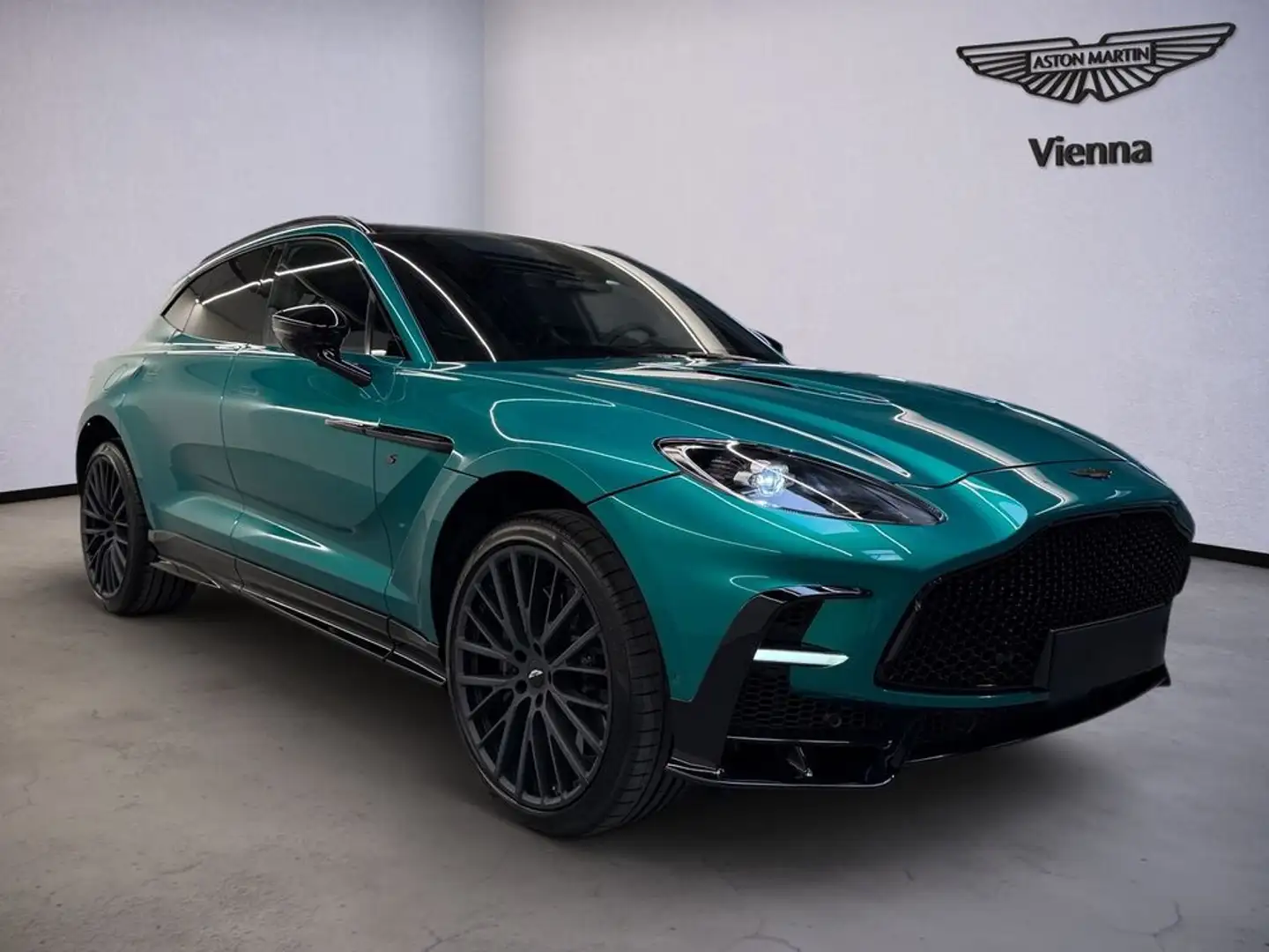 Aston Martin DBX S | Podium Green | Pano | AHK | 23'' Grün - 2