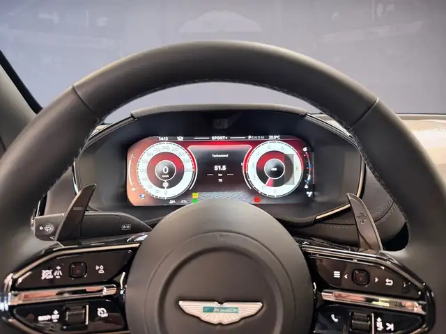 Aston Martin DBX S | Podium Green | Pano | AHK | 23'' Ansicht 8