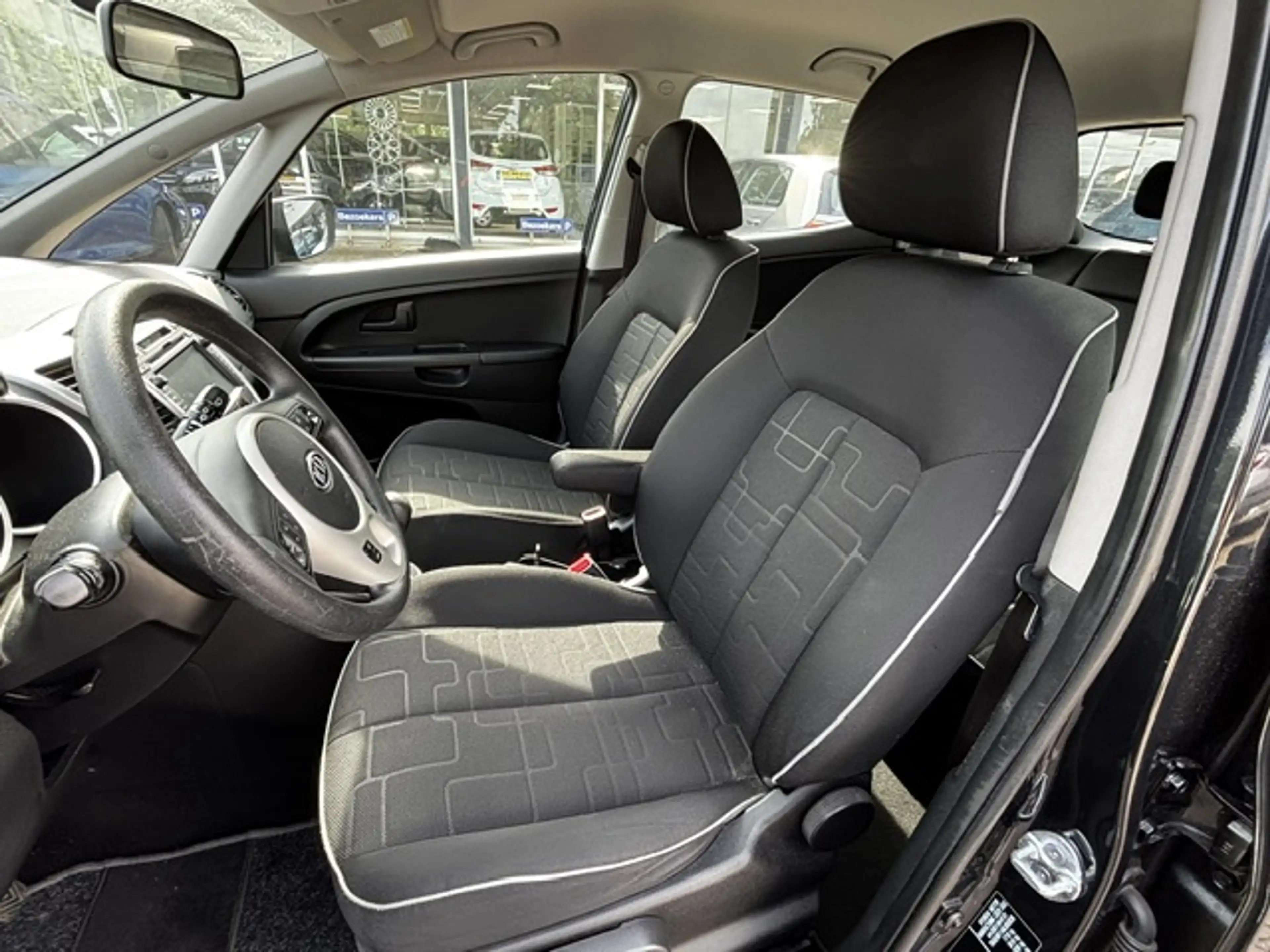 Kia Venga 1.4 CVVT Seven — photo 10