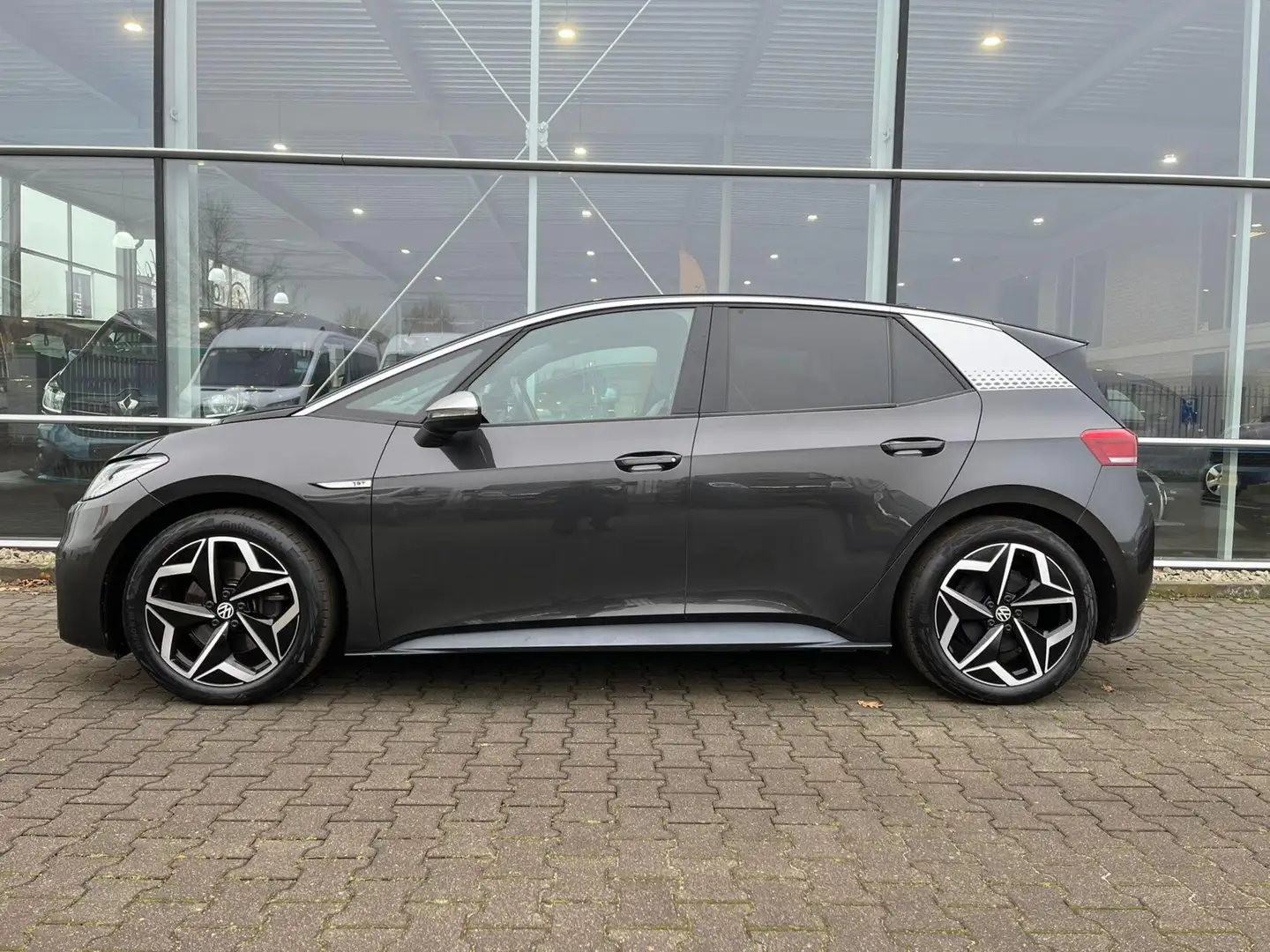 Volkswagen ID.3 First Plus 58 kWh Trekhaak Camera SOH 88%. Grau - 2