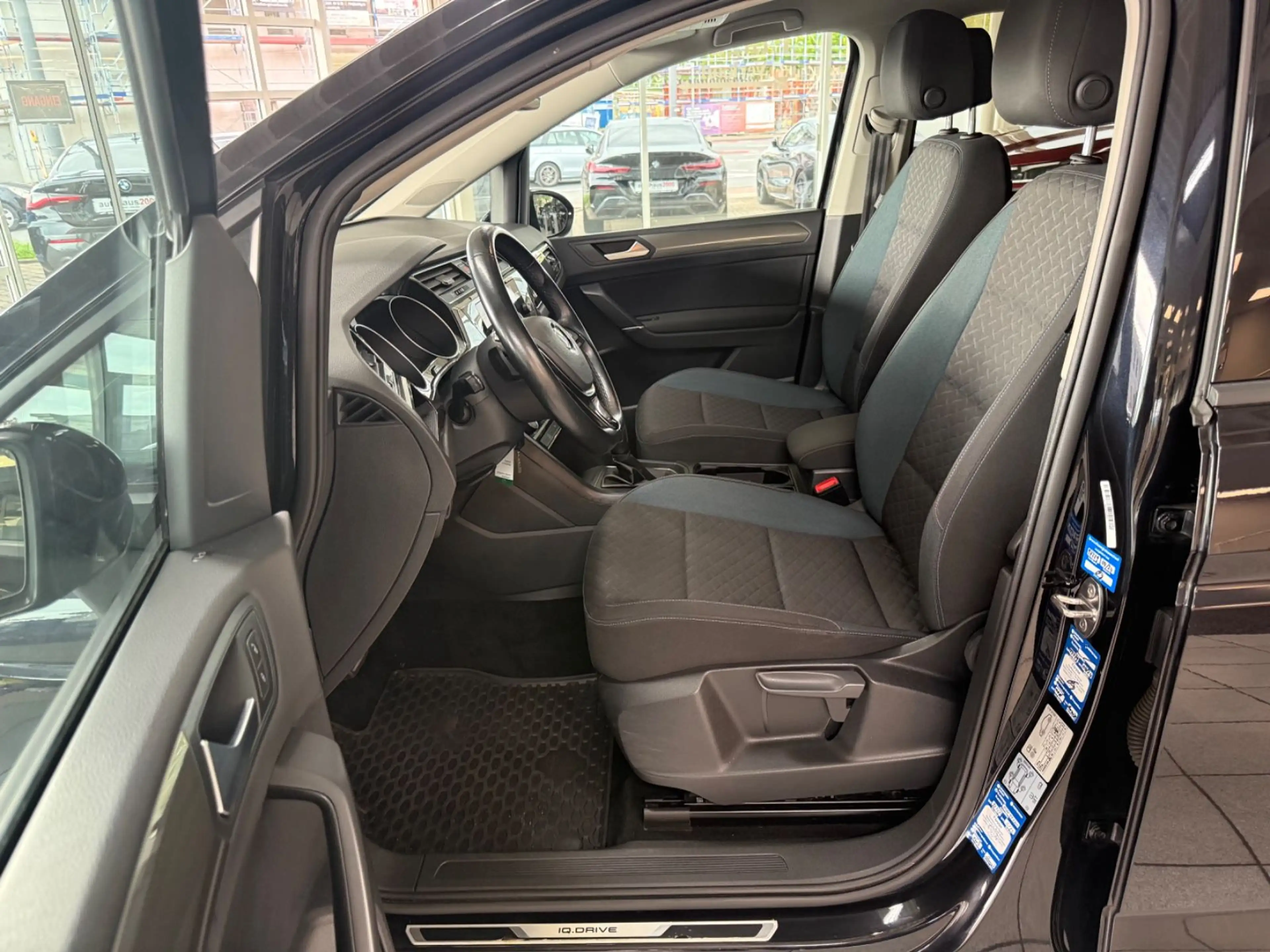 Volkswagen Touran IQ.DRIVE 7 SITZER AUT./NAVI/AHK/PDC V-H — photo 9