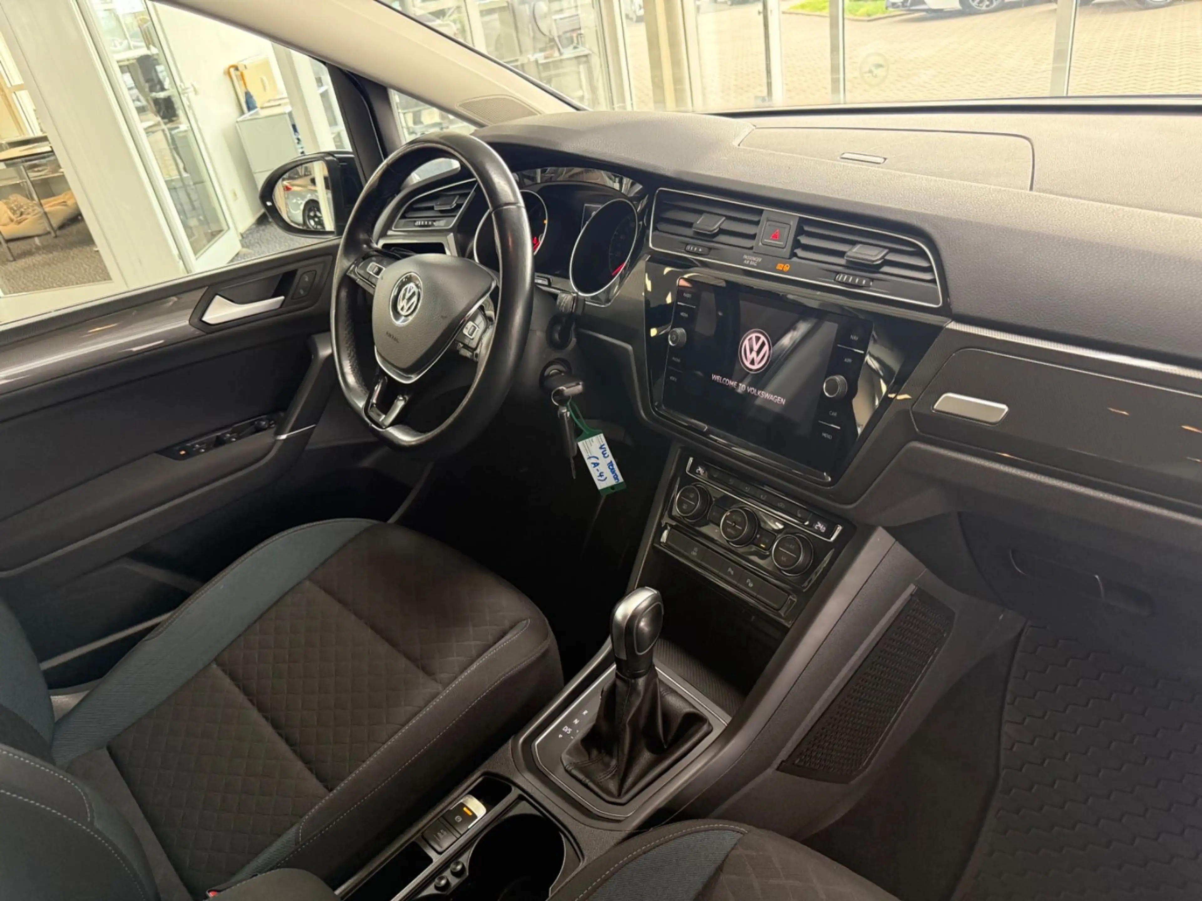 Volkswagen Touran IQ.DRIVE 7 SITZER AUT./NAVI/AHK/PDC V-H — photo 6