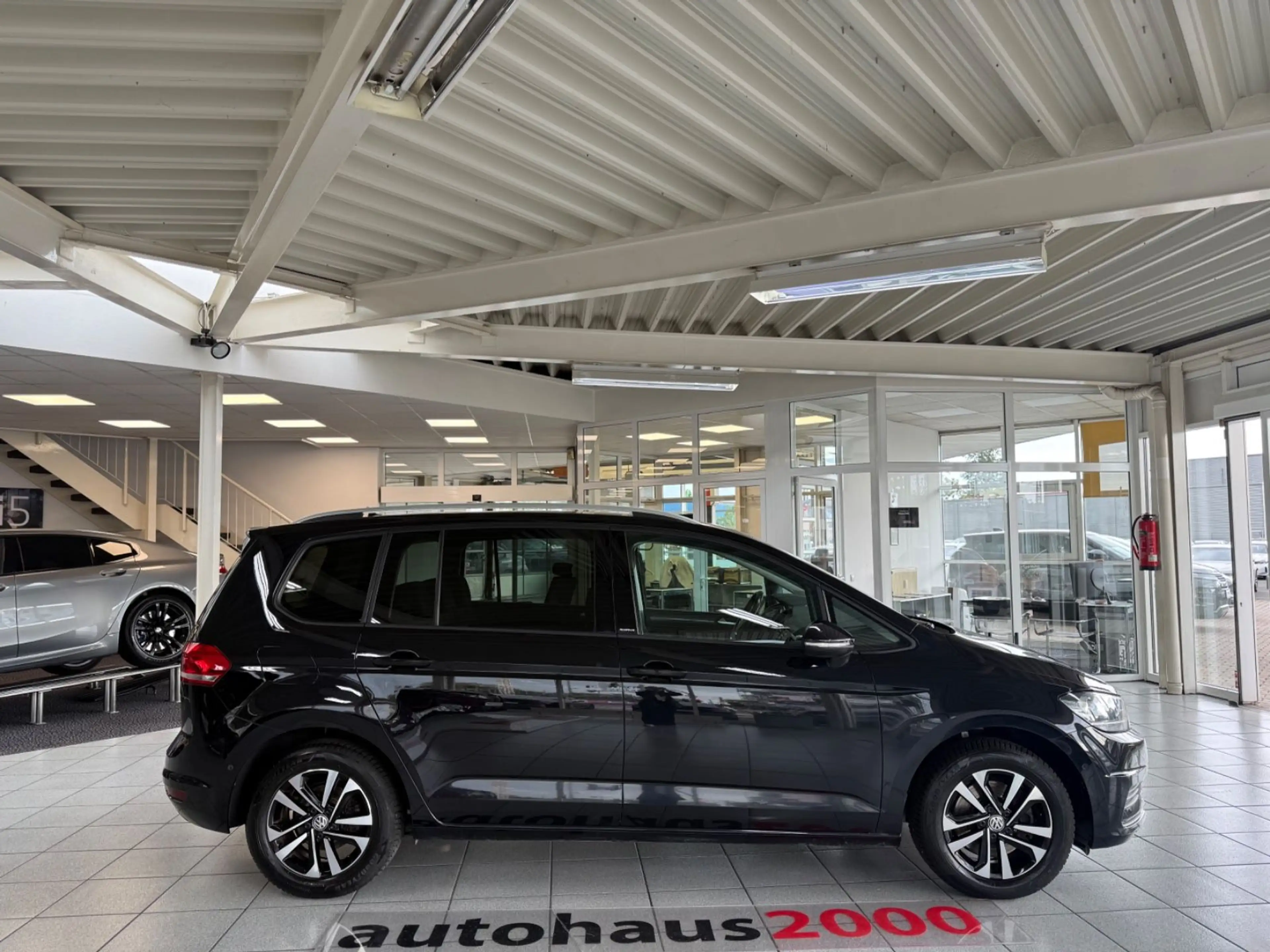 Volkswagen Touran IQ.DRIVE 7 SITZER AUT./NAVI/AHK/PDC V-H — photo 2