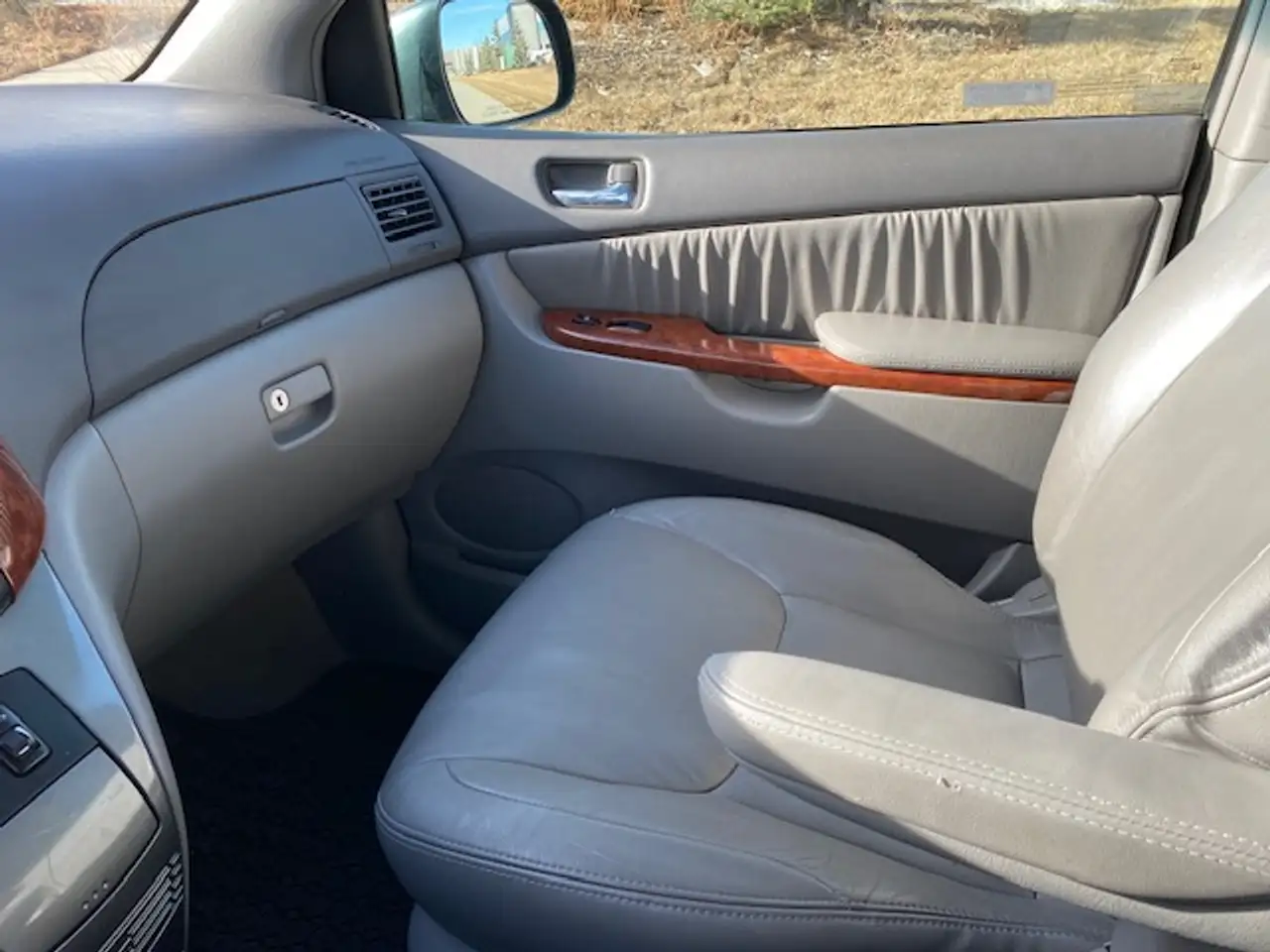 Toyota Sienna снимка Toyota Sienna