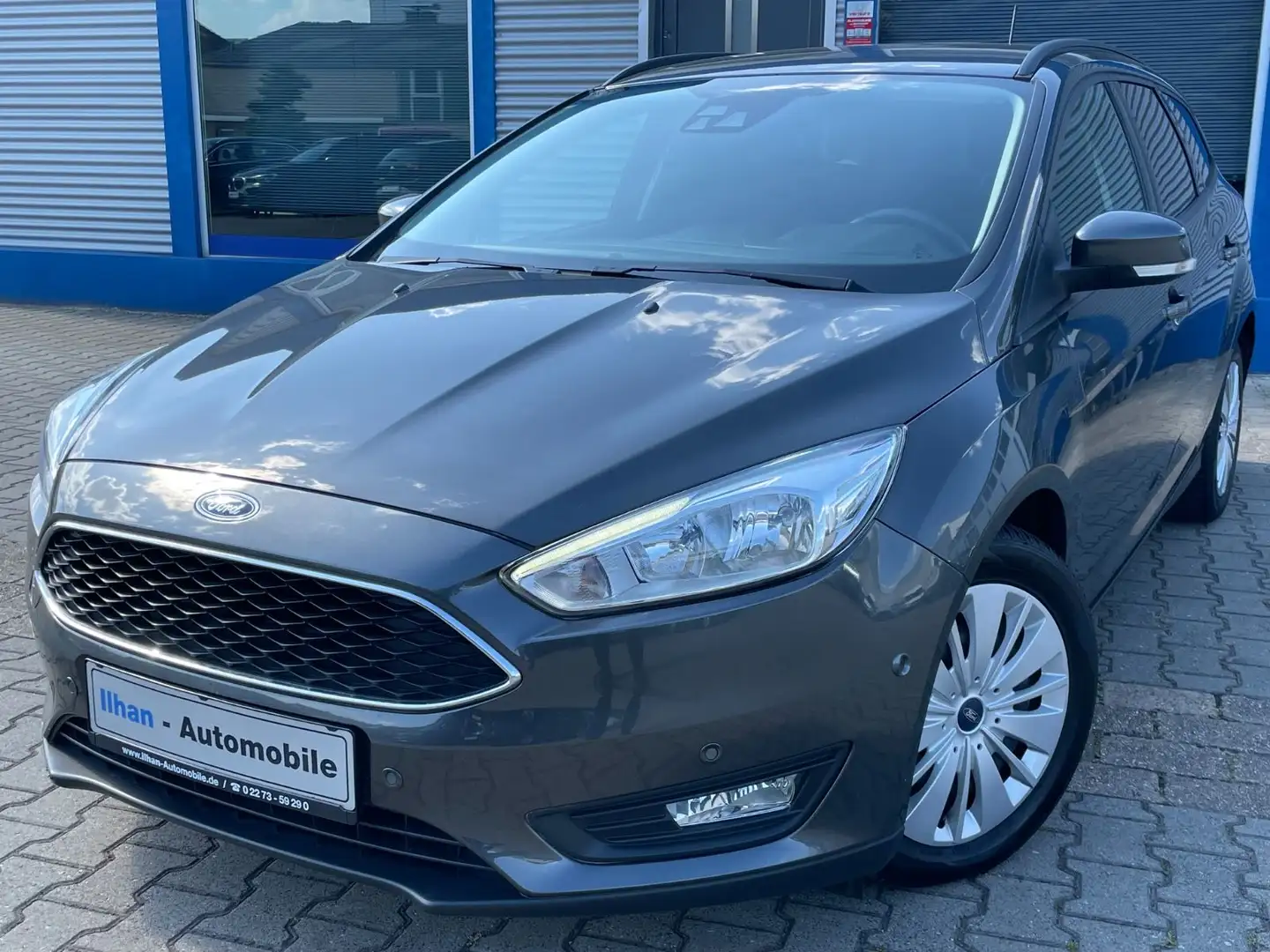 Ford Focus Turnier Business*NAV*RCAM*PDC*AUTOPARK* Grijs - 1