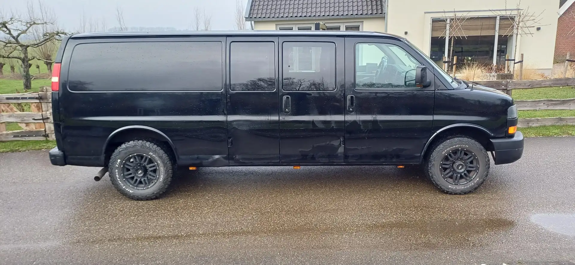 GMC Savana Savana 2500 6.0 LPG Schwarz - 2
