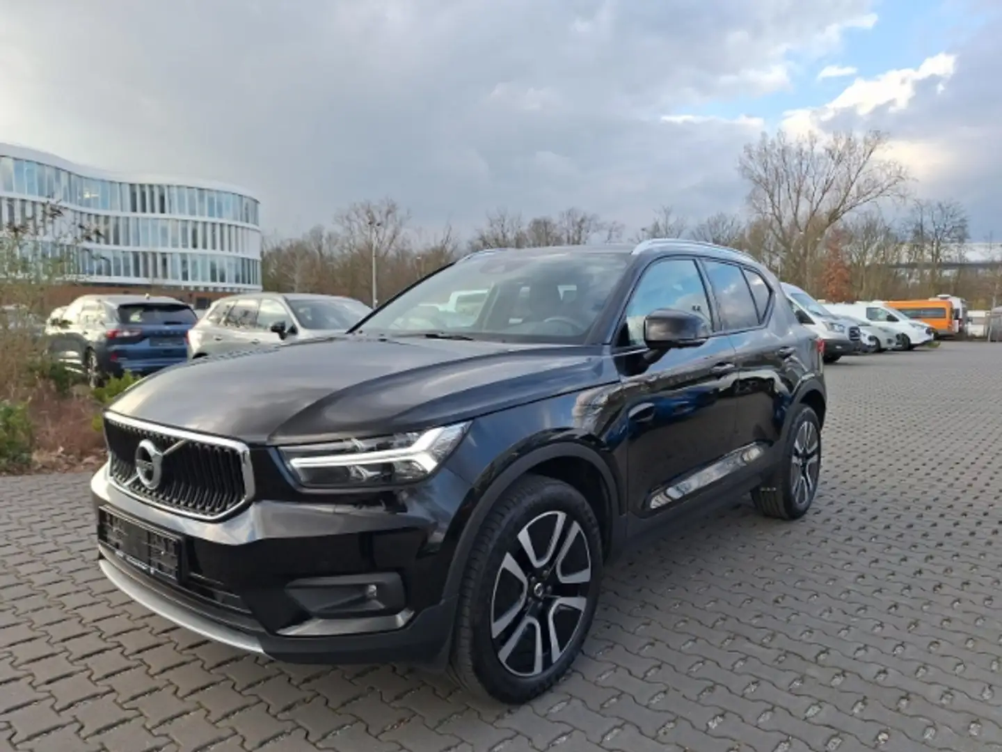 Volvo XC40 2WD T3 EU6d Momentum Pro Schaltwagen Schwarz - 1