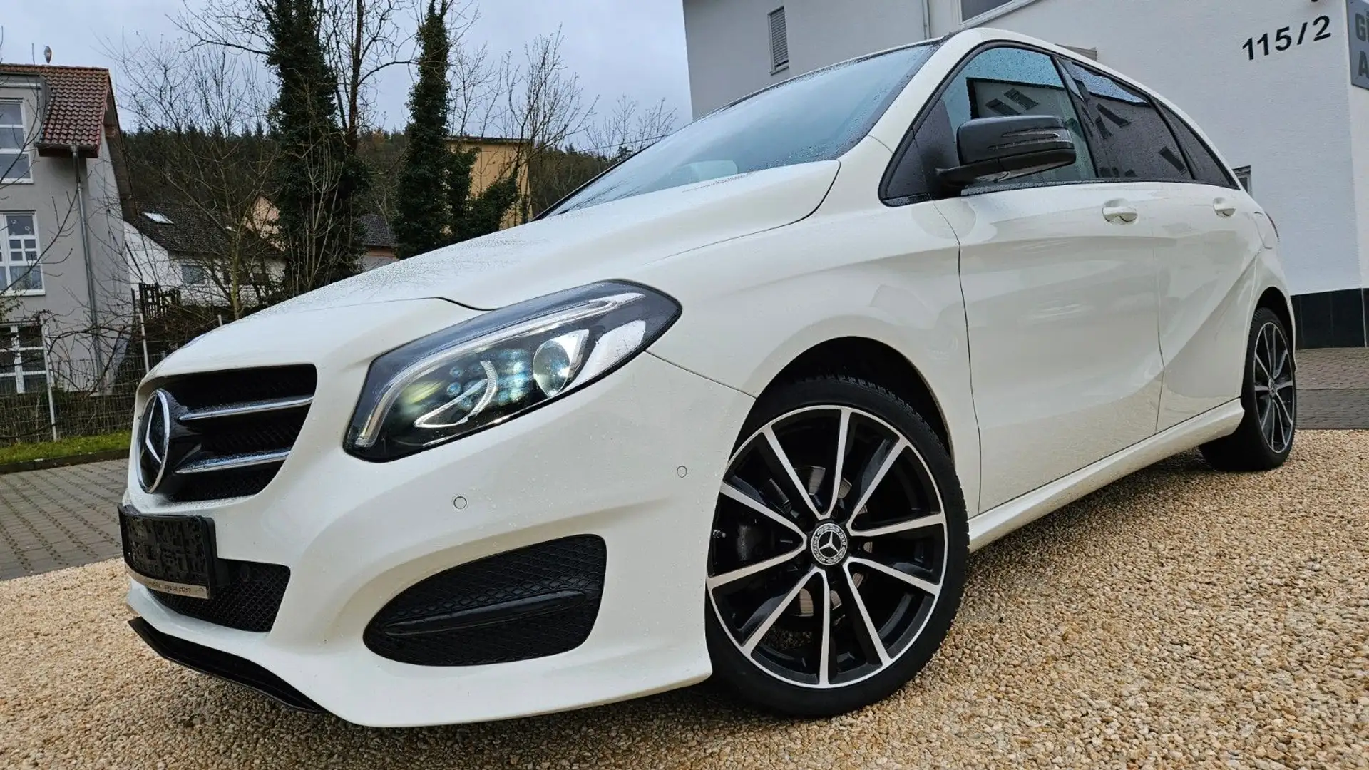Mercedes-Benz B 180 B180+TÜV+GARANTIE+NAVI+LEDER+BI.XENON+PARKS Weiß - 1