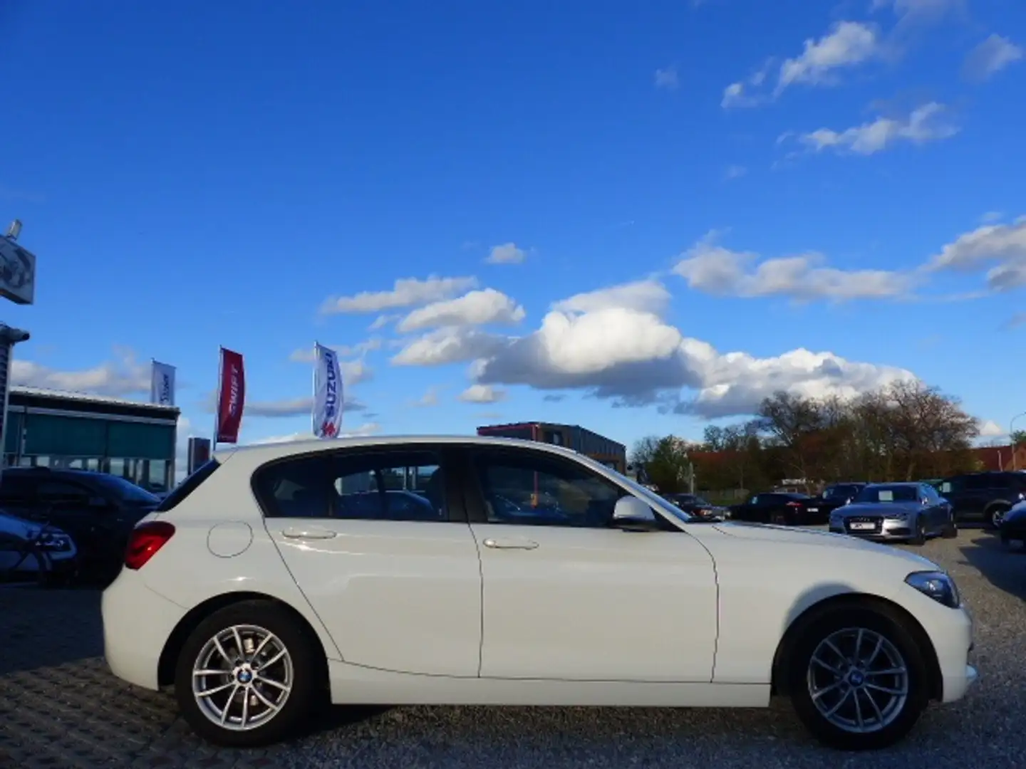 BMW 116 d Advantage Scheckheft Navi Sitzheizung Tempomat Weiß - 2
