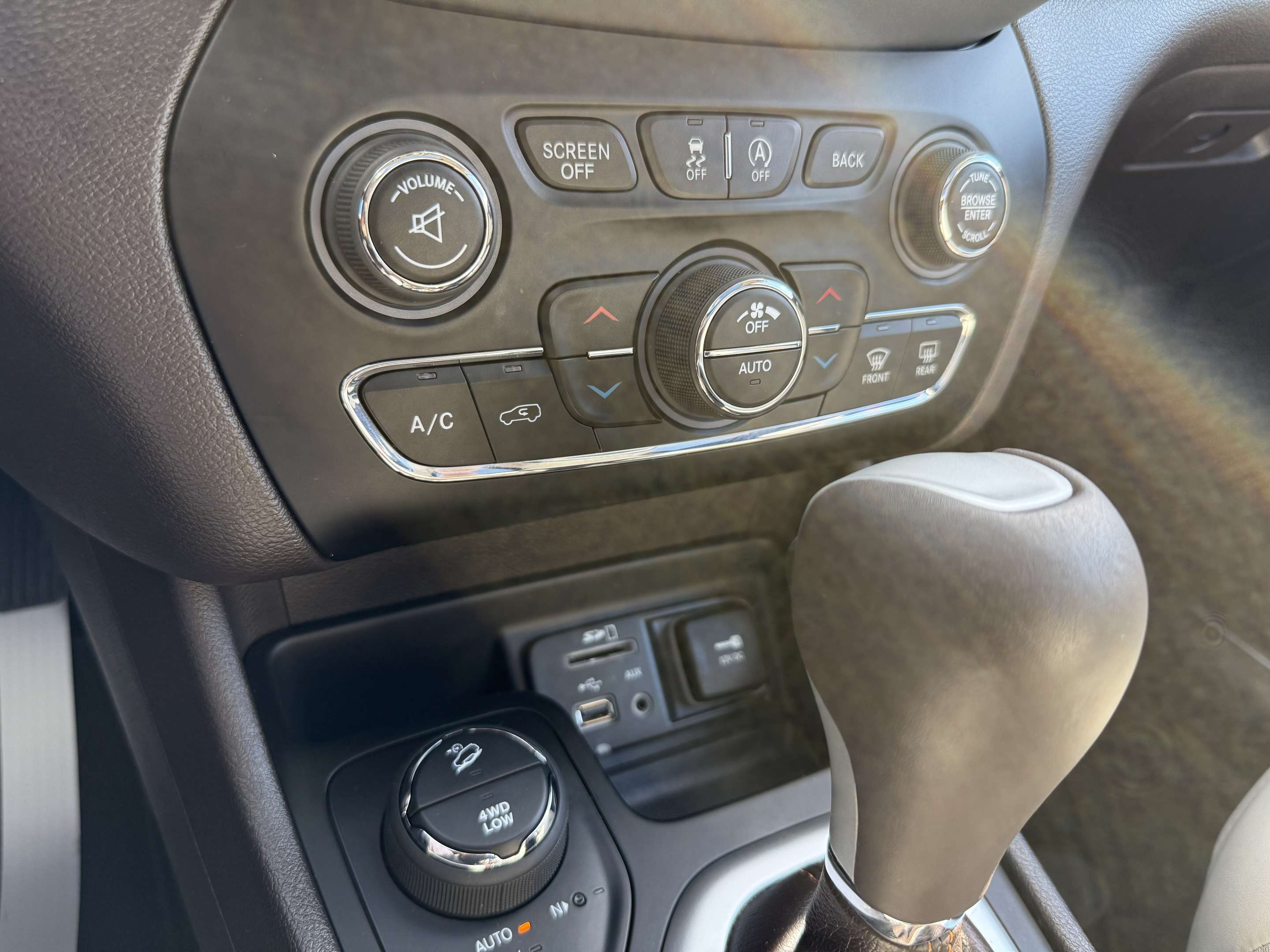 2017 Jeep Cherokee 30,505km-4WD Overland-leather-panroof-fully loaded thumb 16