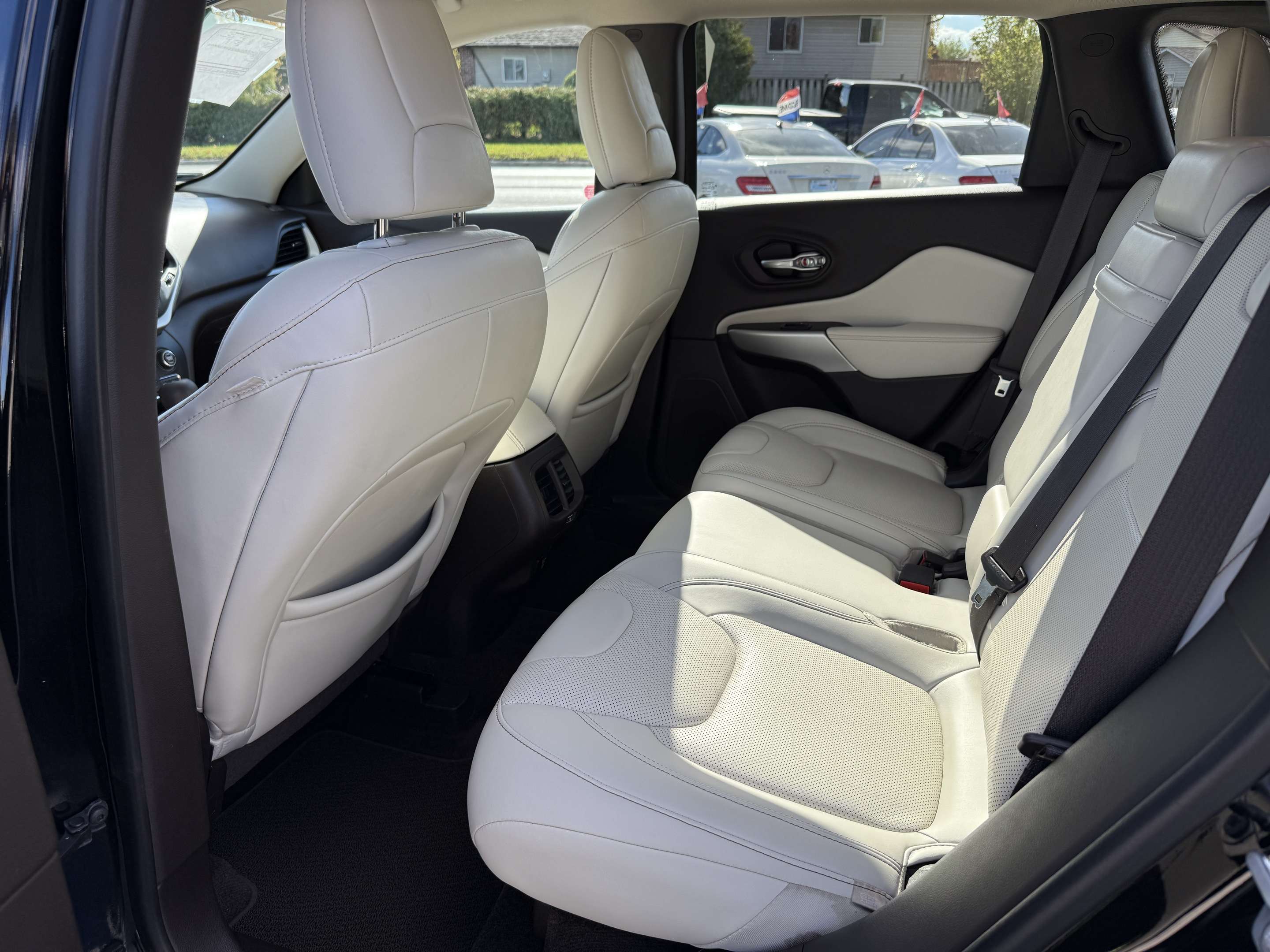 2017 Jeep Cherokee 30,505km-4WD Overland-leather-panroof-fully loaded thumb 10