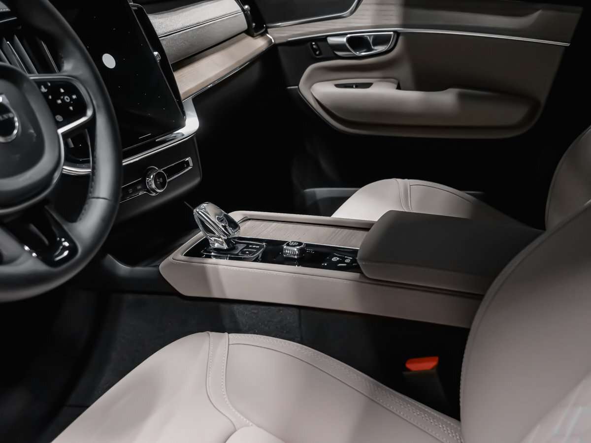 2026 Volvo XC90 Plus 7-Seater (Dark Theme) thumb 8