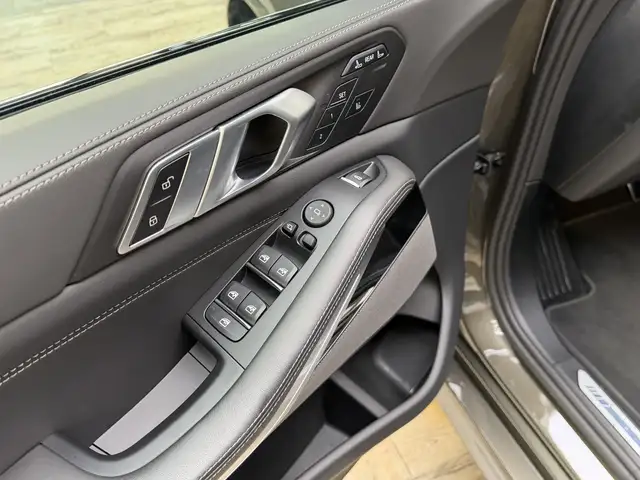 BMW X7 view 15