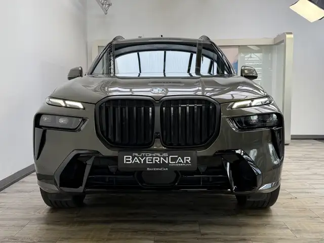 BMW X7 view 2