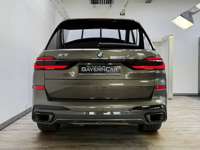 BMW X7 view 5