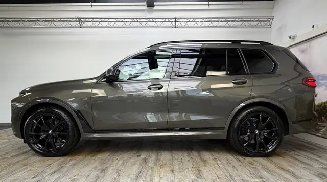 BMW X7 view 3