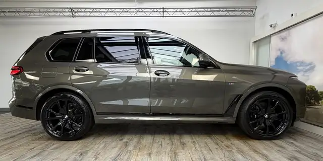 BMW X7 view 4