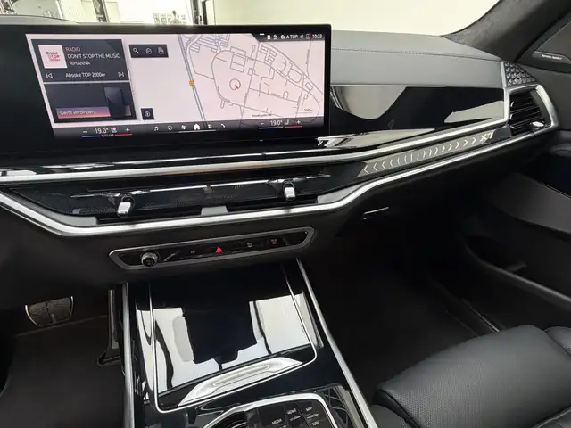 BMW X7 view 9