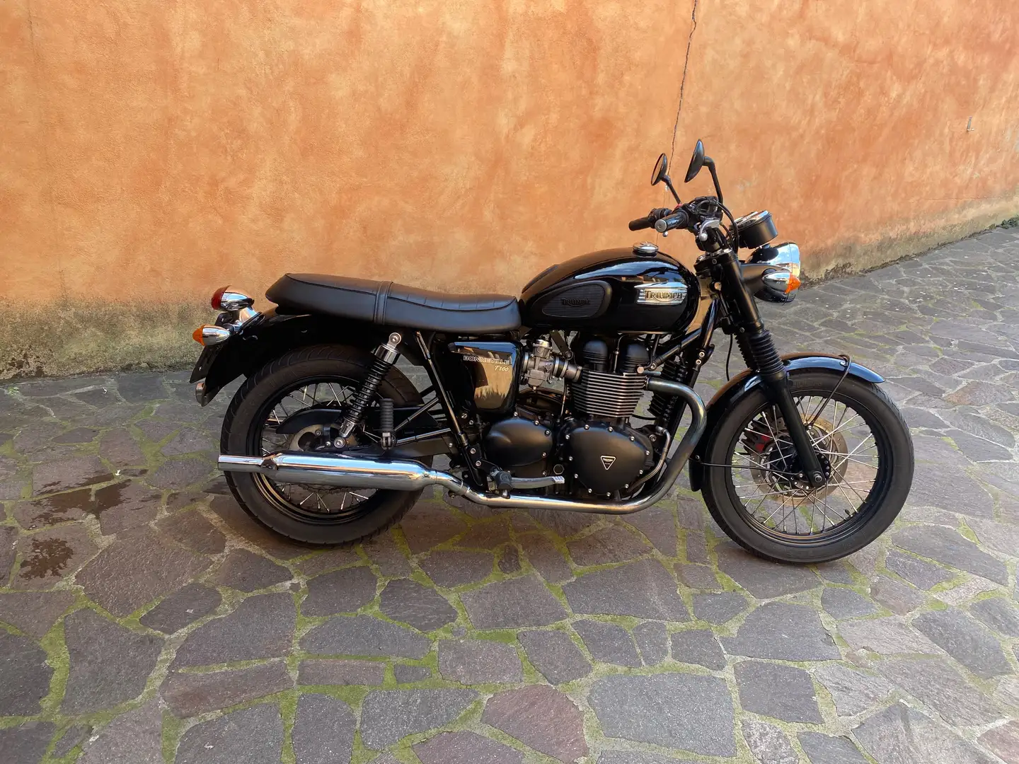 Triumph Bonneville T100 Total black Fekete - 1