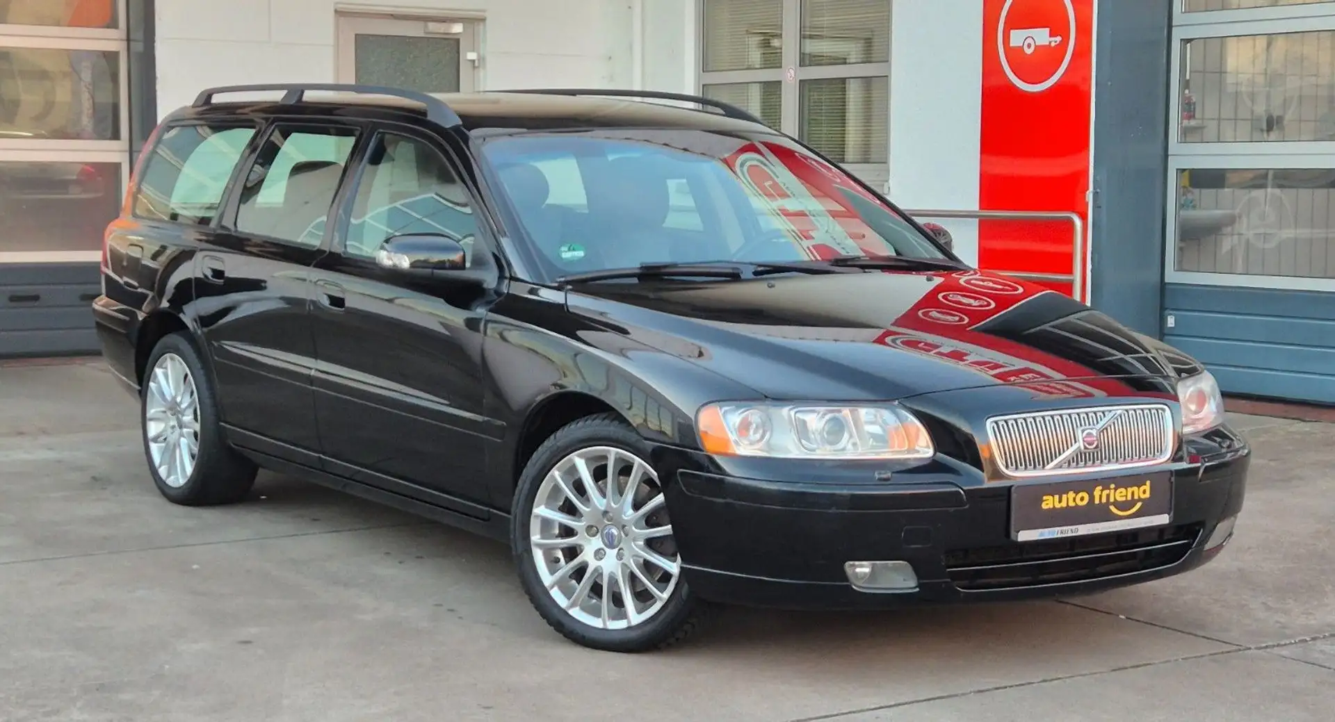 Volvo V70 D5 Automatik XENON/LEDER/SHZ/PDC/AHK/TEMPO Schwarz - 1