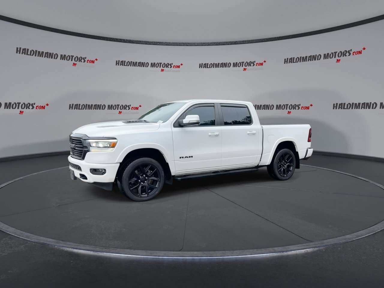 2020 RAM 1500 Laramie 5'7 Box Crew Cab 4x4 | No Accidents — снимка 1