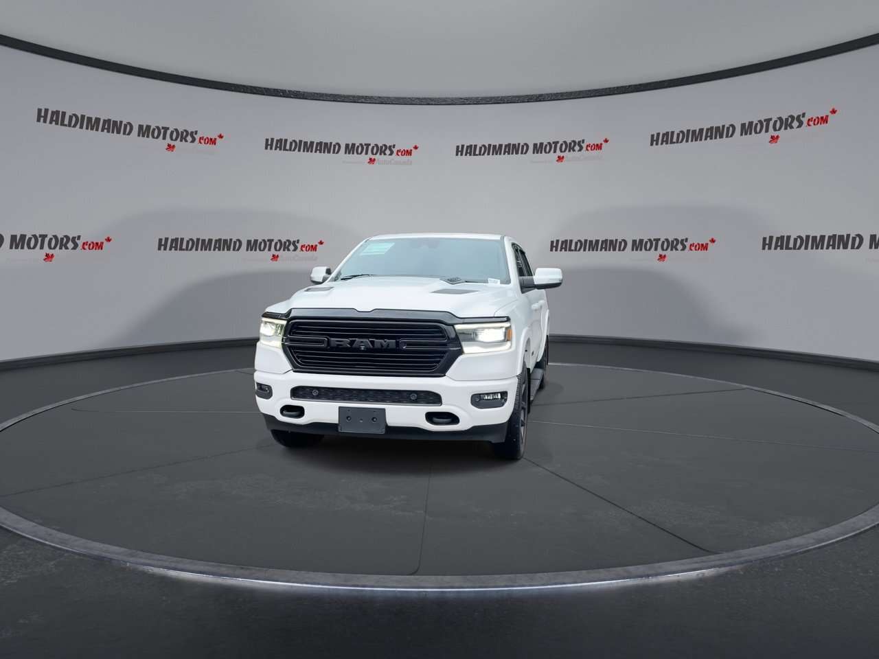2020 RAM 1500 Laramie 5'7 Box Crew Cab 4x4 | No Accidents — снимка 1