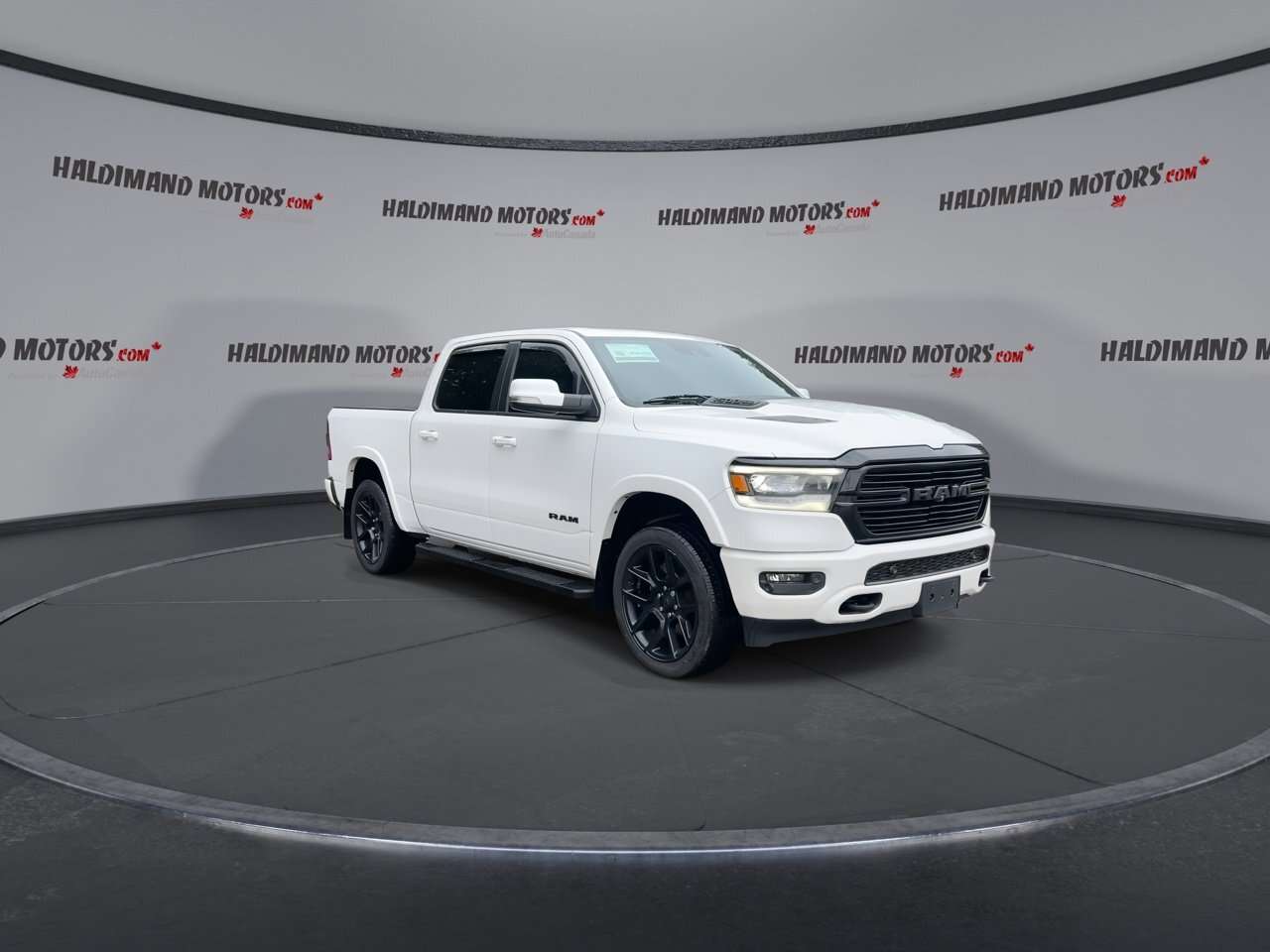 2020 RAM 1500 Laramie 5'7 Box Crew Cab 4x4 | No Accidents — снимка 1