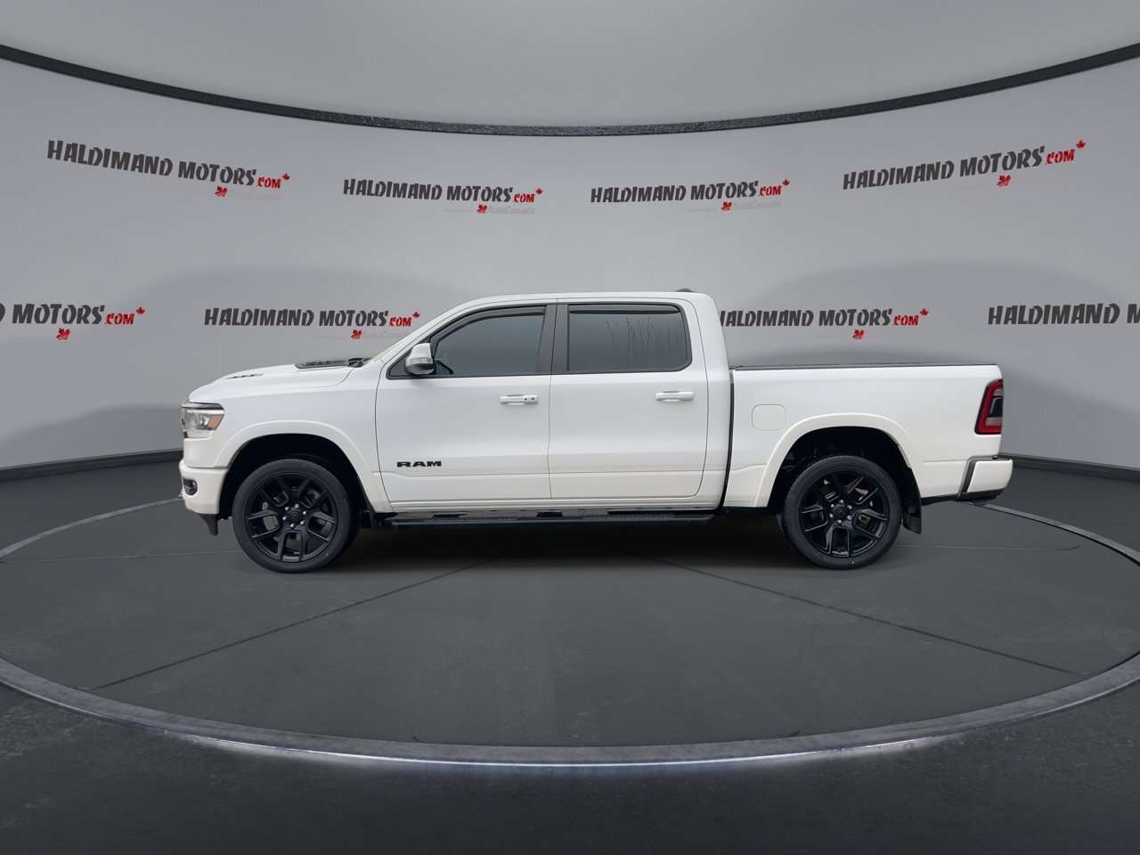 2020 RAM 1500 Laramie 5'7 Box Crew Cab 4x4 | No Accidents — снимка 1