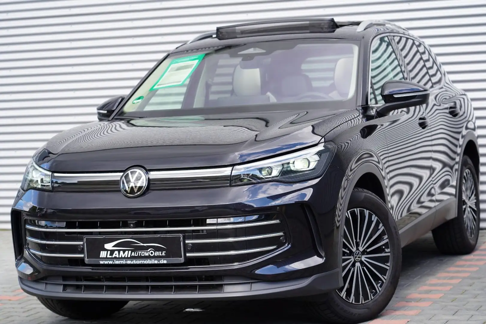 Volkswagen Tiguan 2.0TDI Elegance LEDER HUD PANO AHK 360 Noir - 1