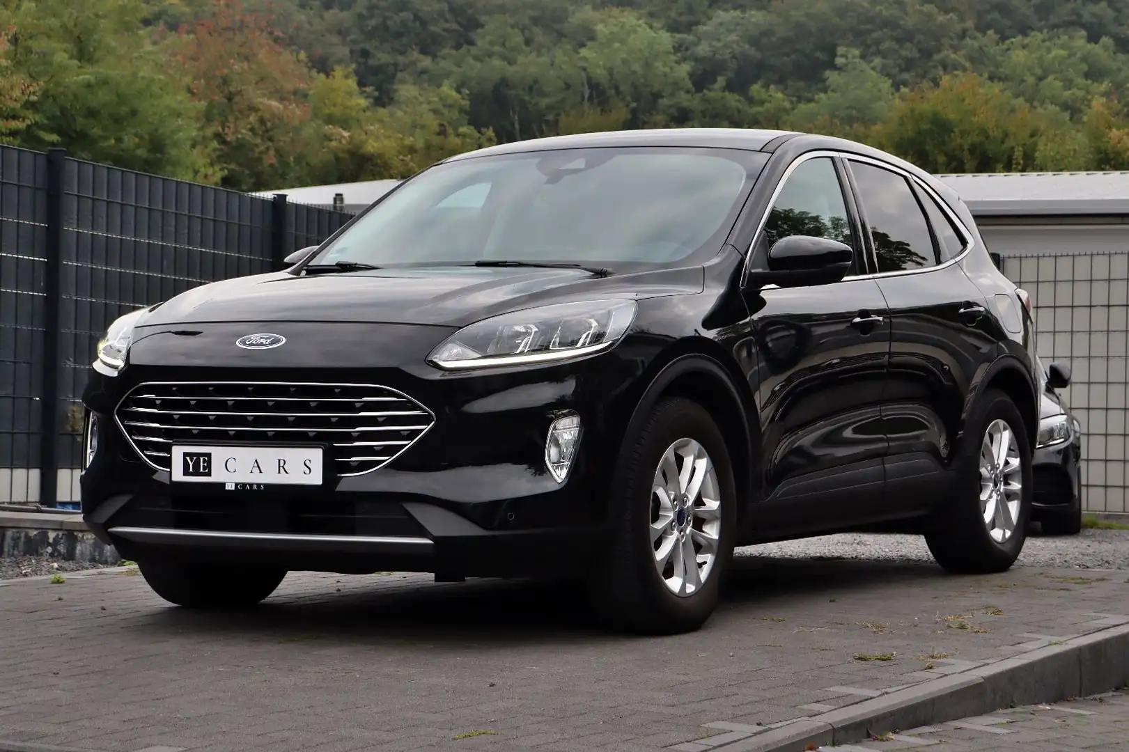 Ford Kuga Titanium *WINTER-P*CAR-PLAY*AHK*NAVI*TEMPOT Schwarz - 1