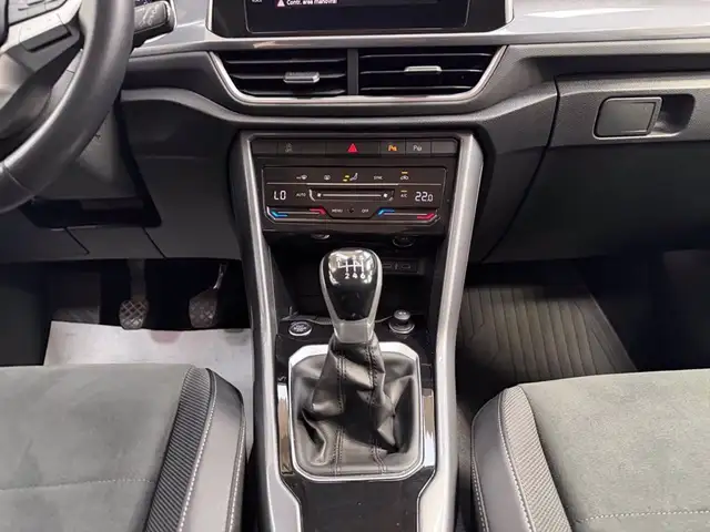 Volkswagen T-Roc view 13