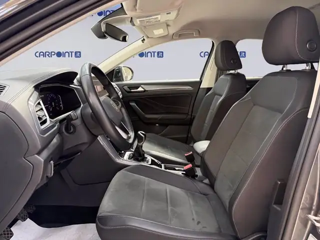 Volkswagen T-Roc view 11