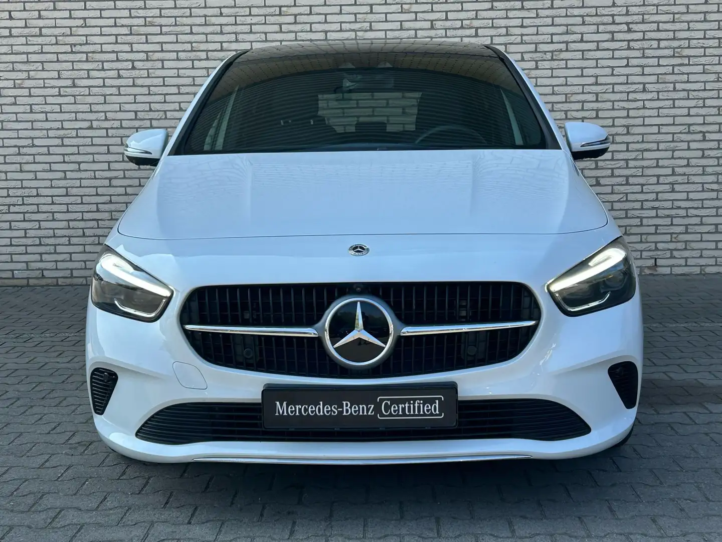 Mercedes-Benz B 180 B Luxury Line l 360 Camera l Panoramadak l Sfeerve Wit - 2