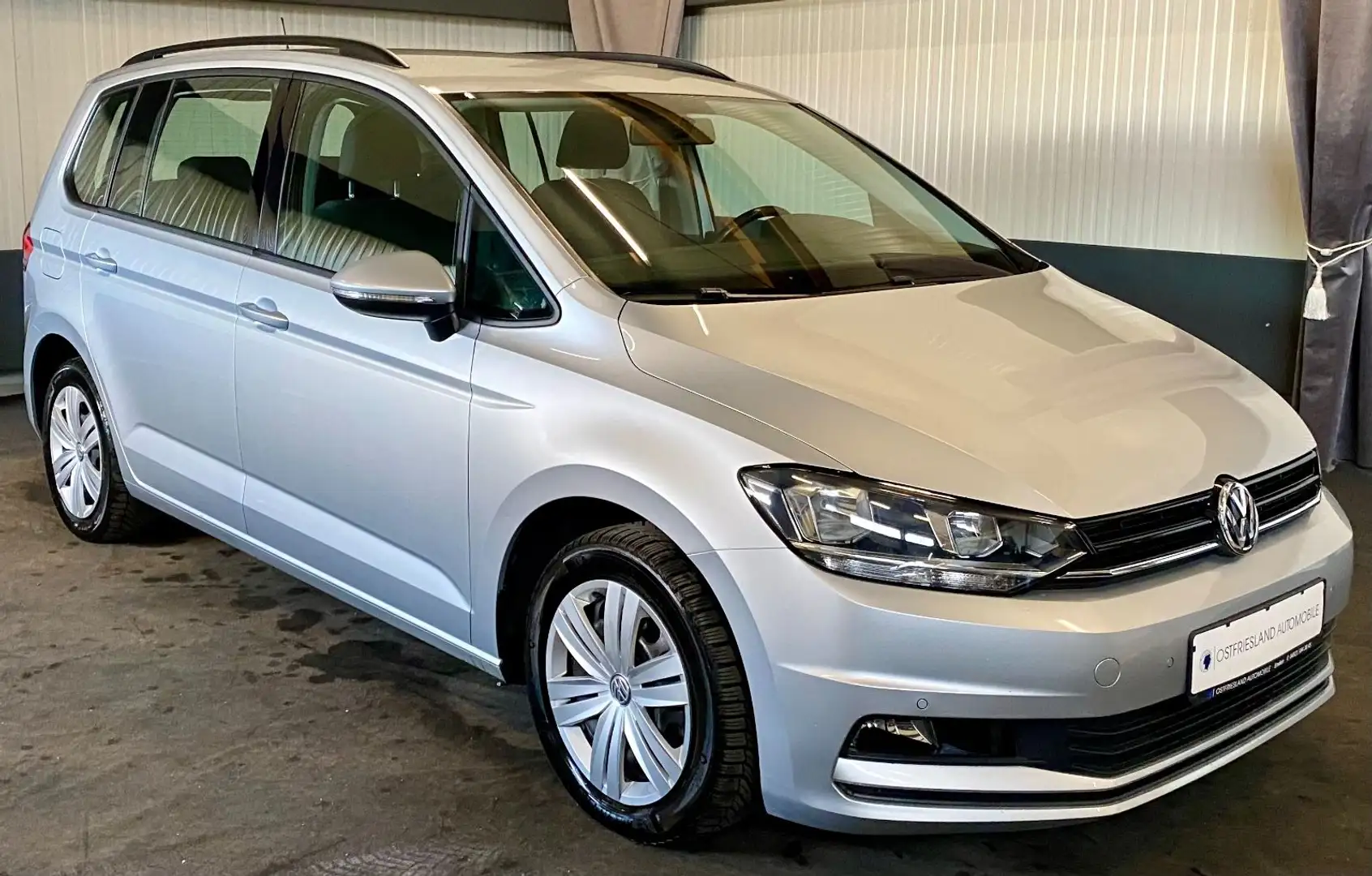 Volkswagen Touran Trendline 1,6 TDI, PDC, Isofix, Klima Silber - 1