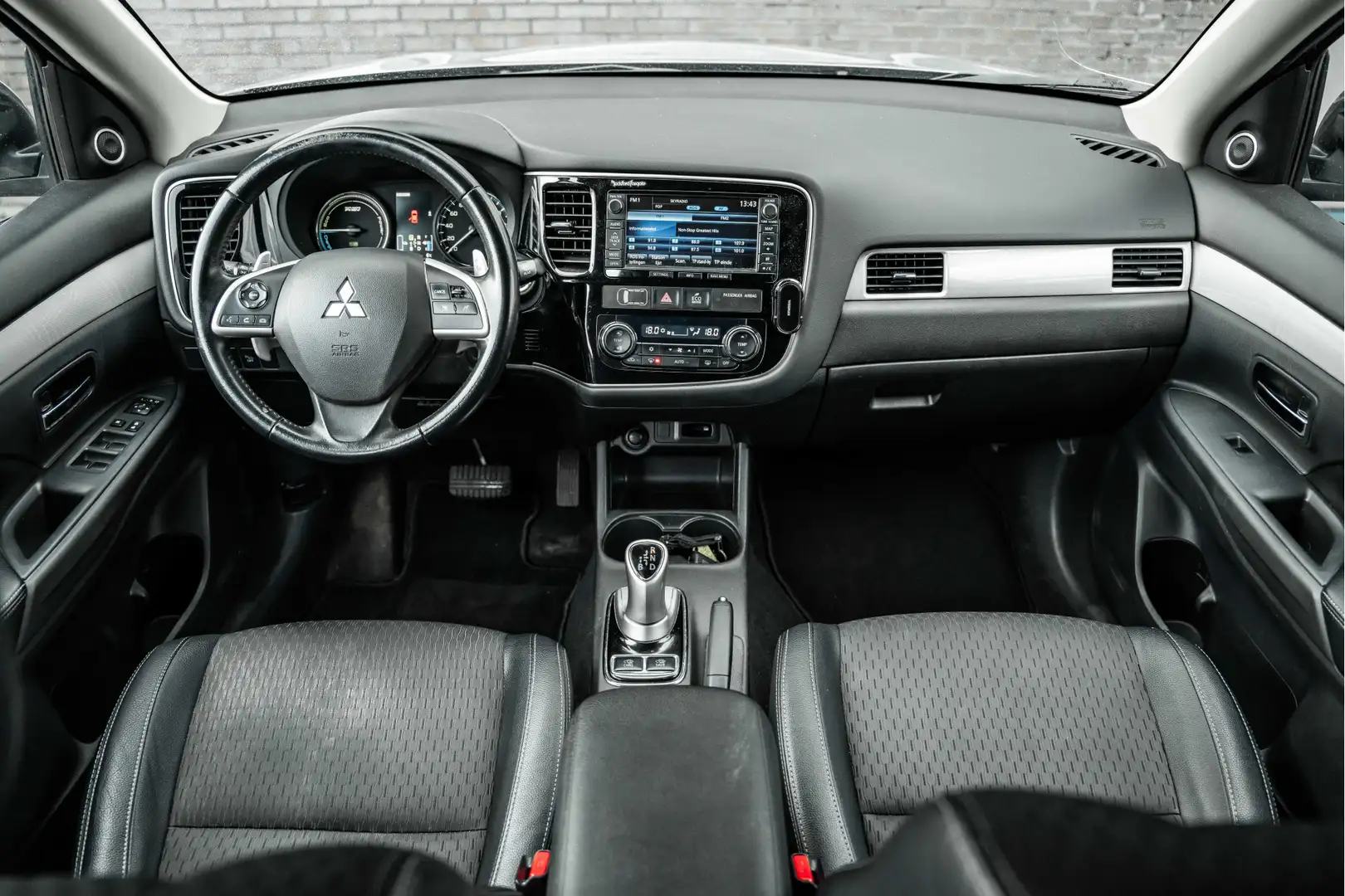 Mitsubishi Outlander 2.0 PHEV Executive Edition X-Line Grau - 2