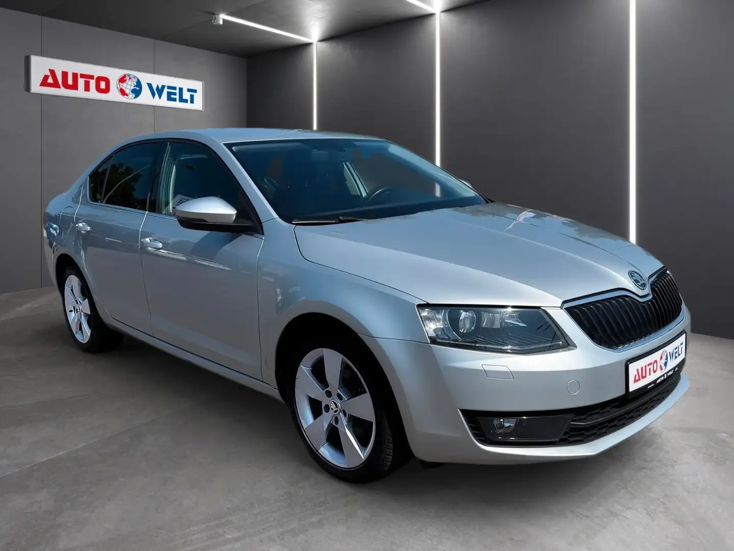 Skoda Octavia Lim. 1.4 TSI DSG Dual-Klima Navi Xenon Plateado - 2