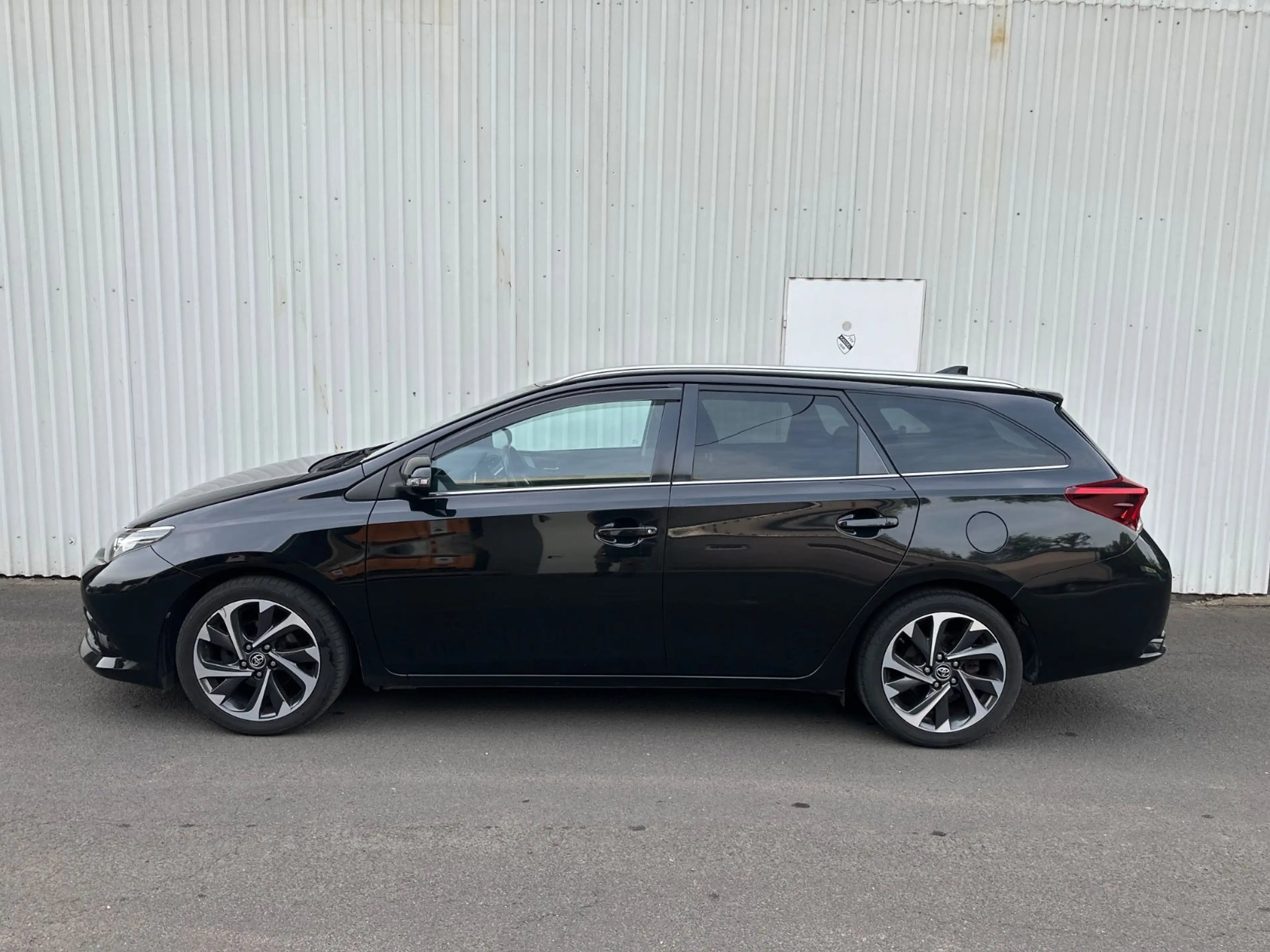 Toyota Auris Touring Sports Design Edition — photo 2