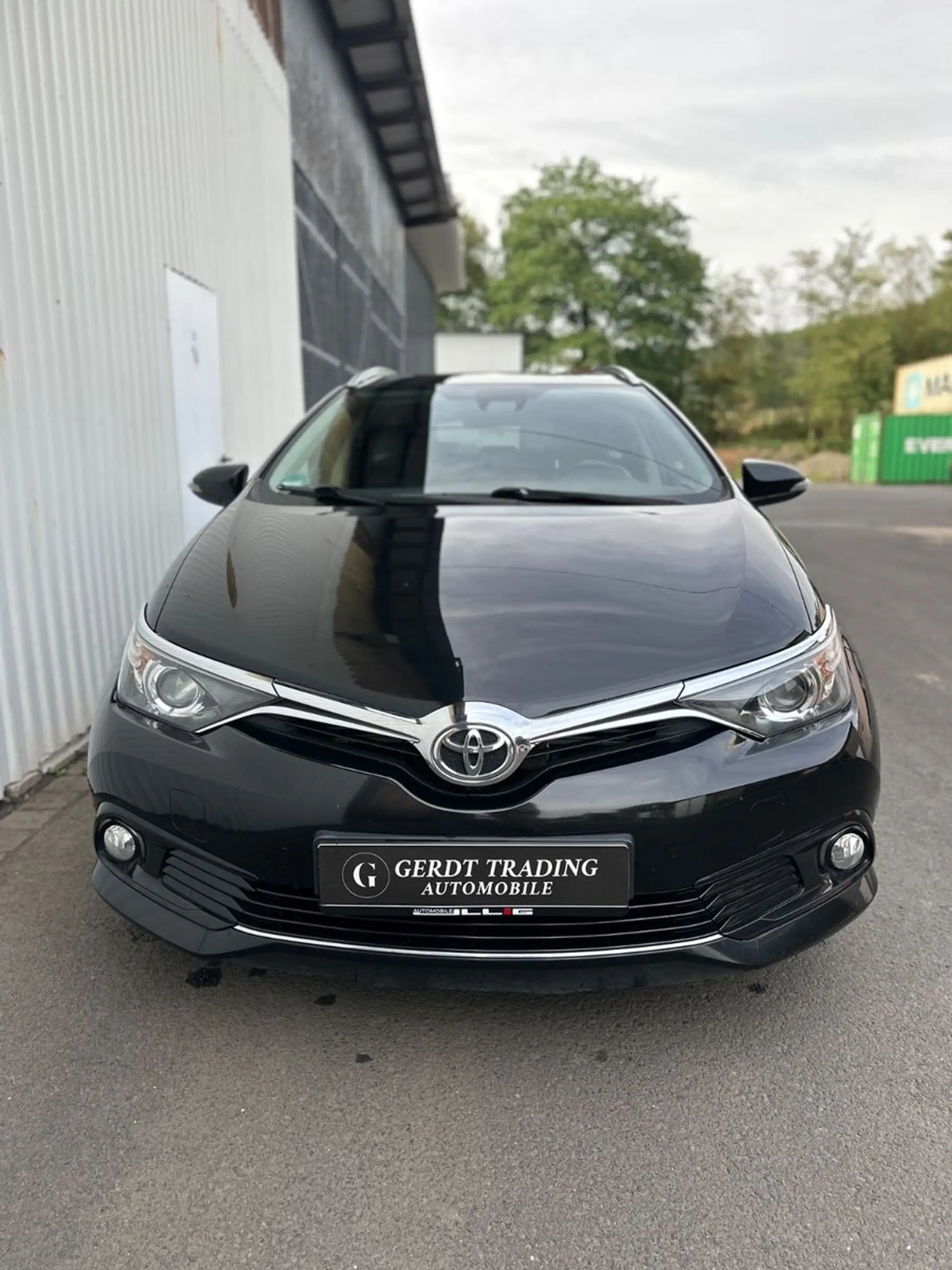 Toyota Auris Touring Sports Design Edition — photo 3