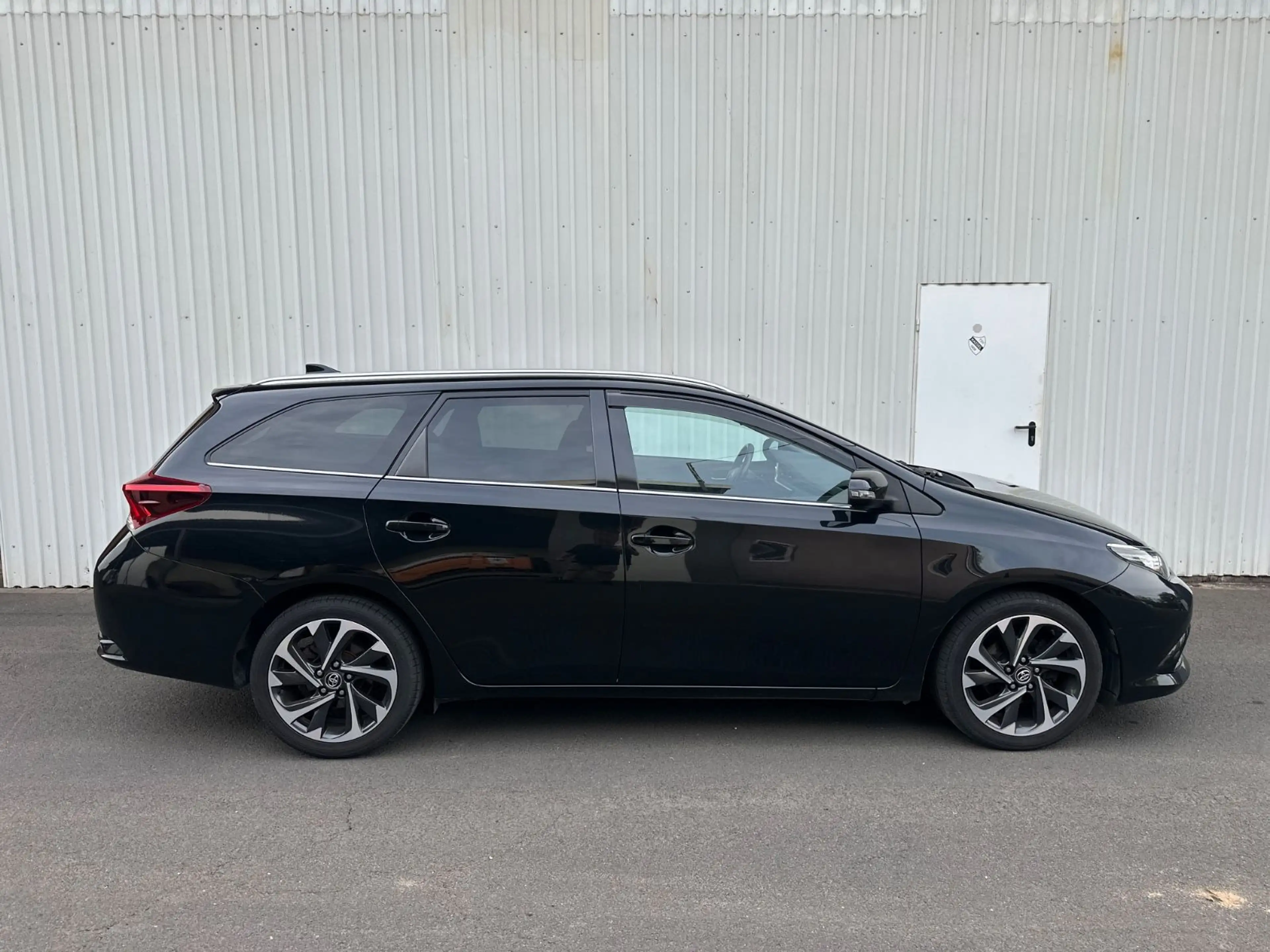 Toyota Auris Touring Sports Design Edition — photo 7