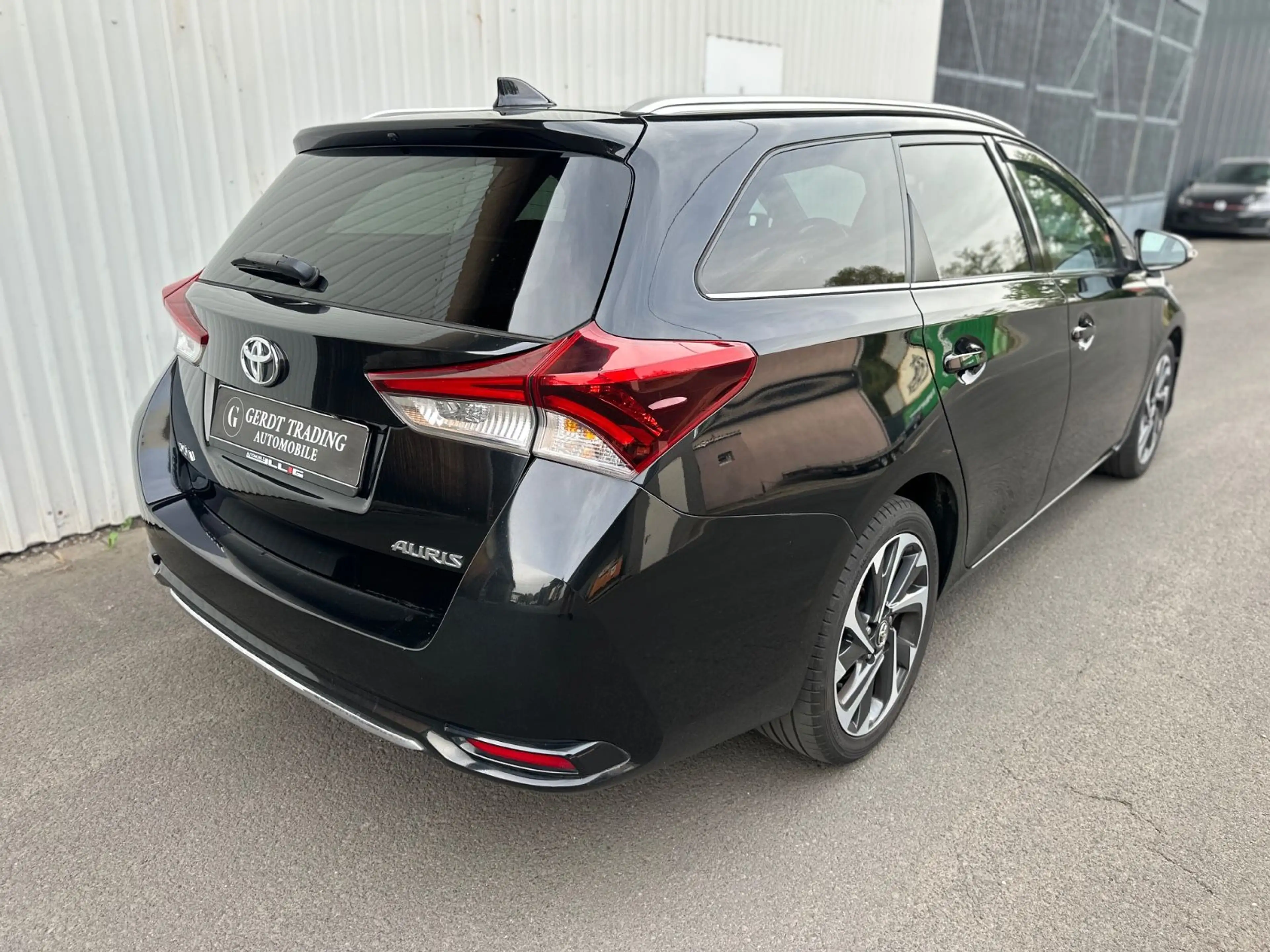 Toyota Auris Touring Sports Design Edition — photo 8