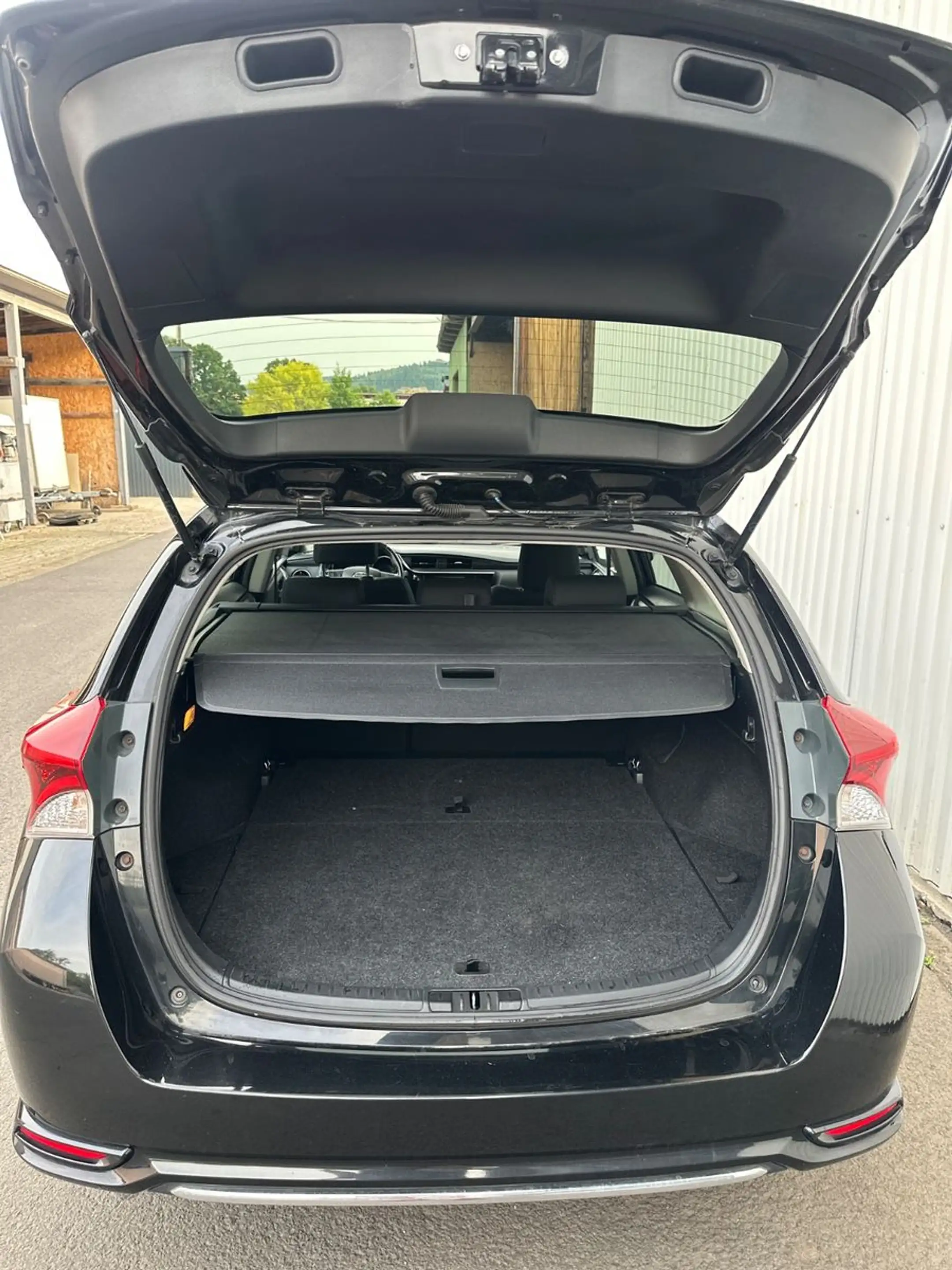 Toyota Auris Touring Sports Design Edition — photo 15