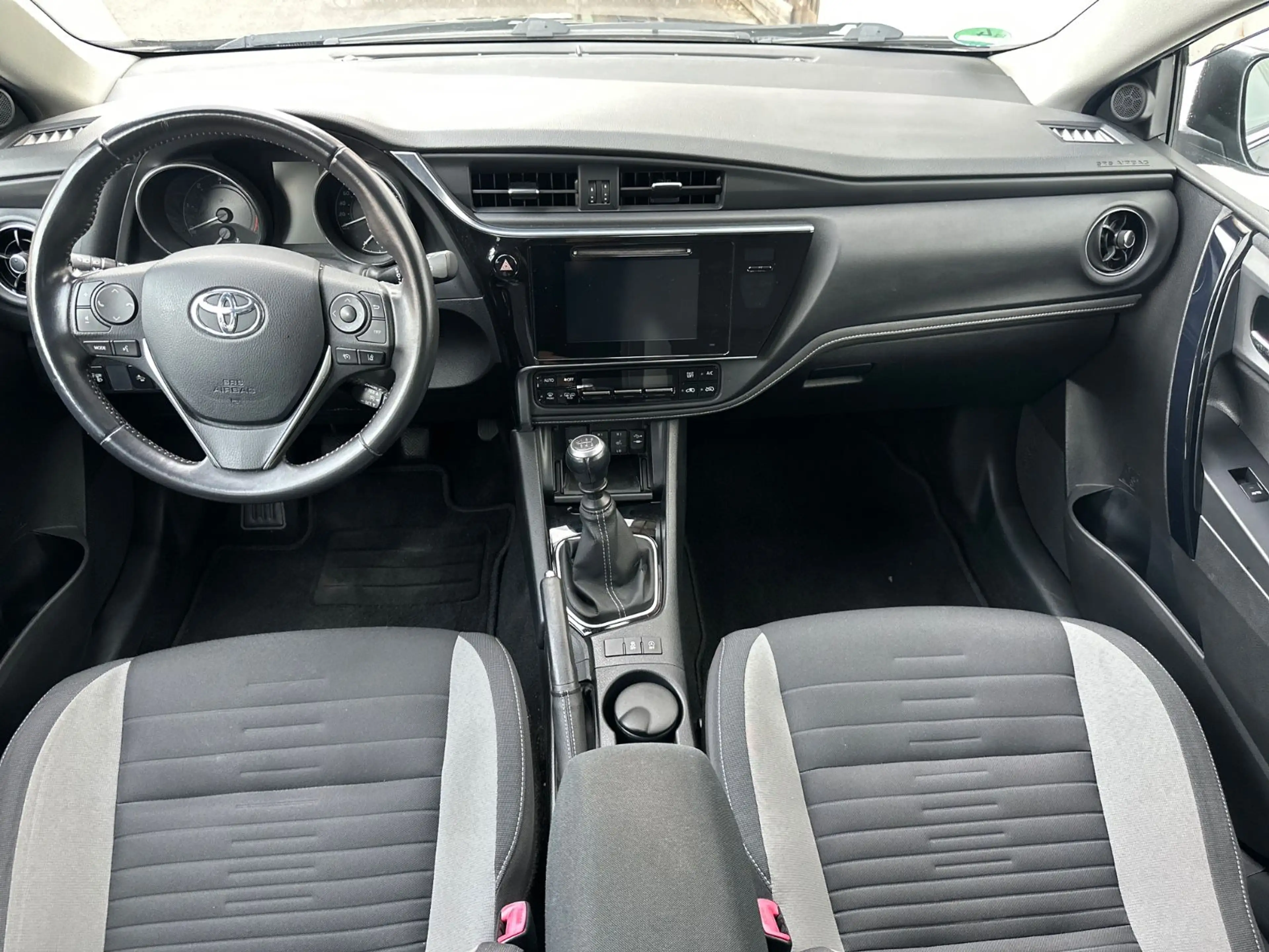 Toyota Auris Touring Sports Design Edition — photo 11