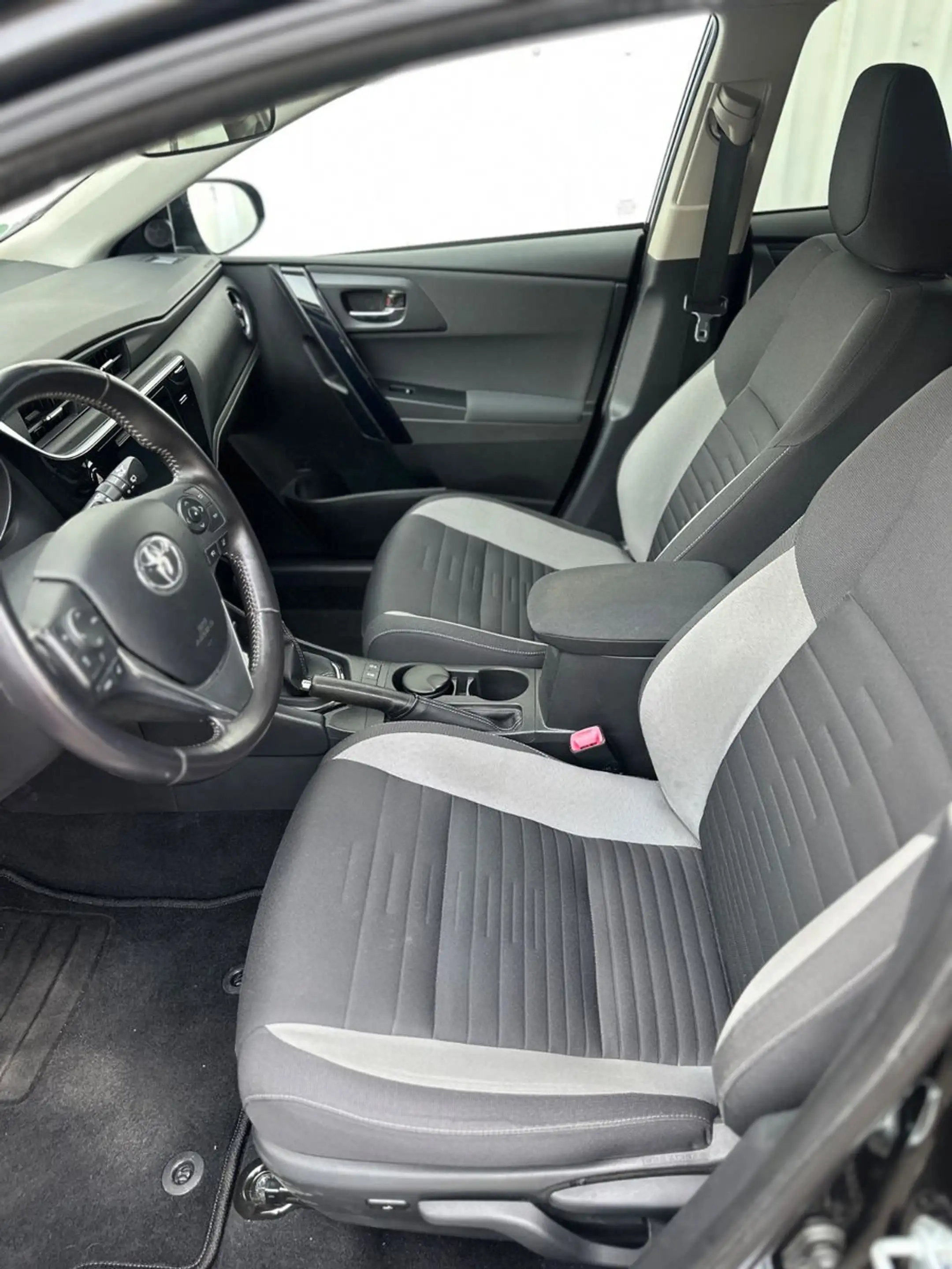 Toyota Auris Touring Sports Design Edition — photo 9