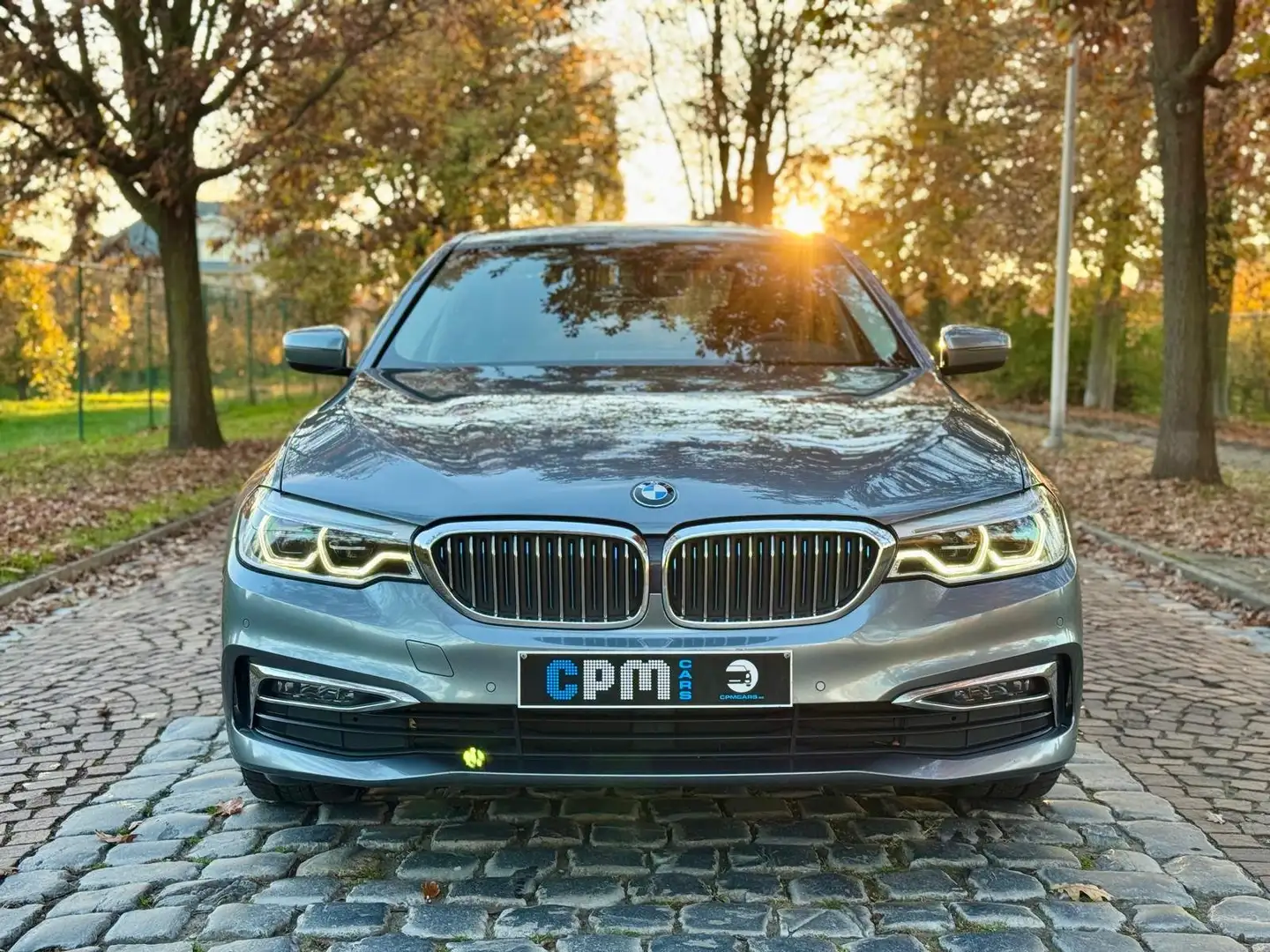 BMW 530 eA PHEV * AMB LED * CAMERA * KEYLES * APP CARPLAY Grijs - 2