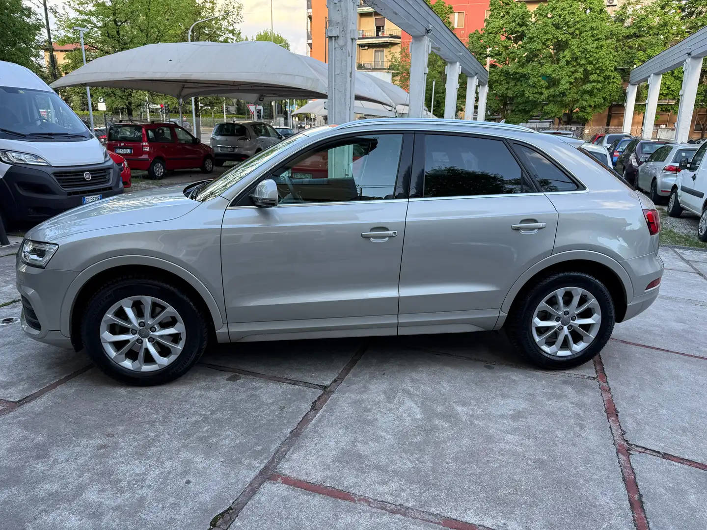 Audi Q3 1.4 TFSI 150 CV S TRONIC Business 6 B Gris - 2