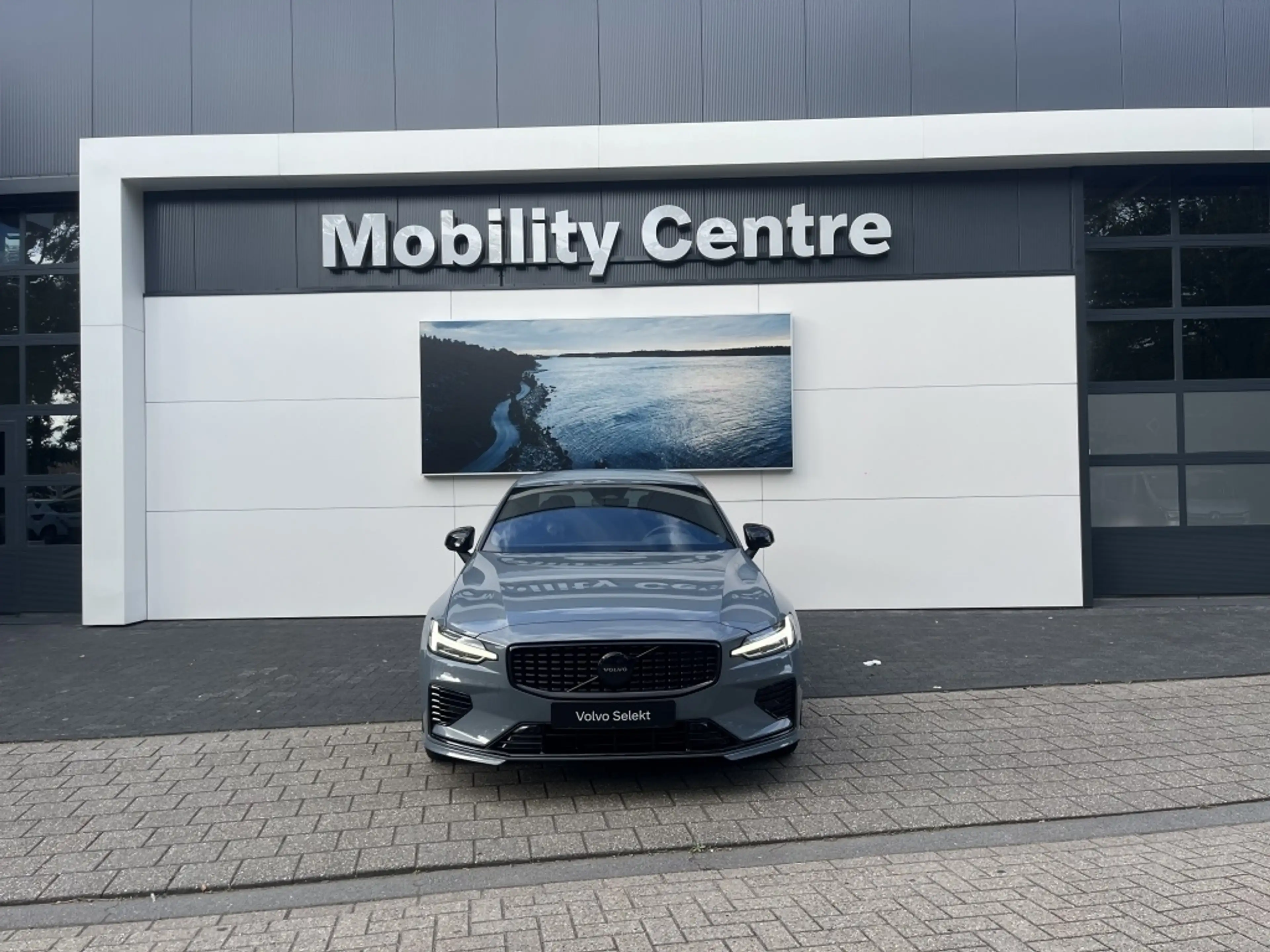 Volvo S60 Recharge T6 AWD Plus Dark | Harman & Kardon audio — photo 2