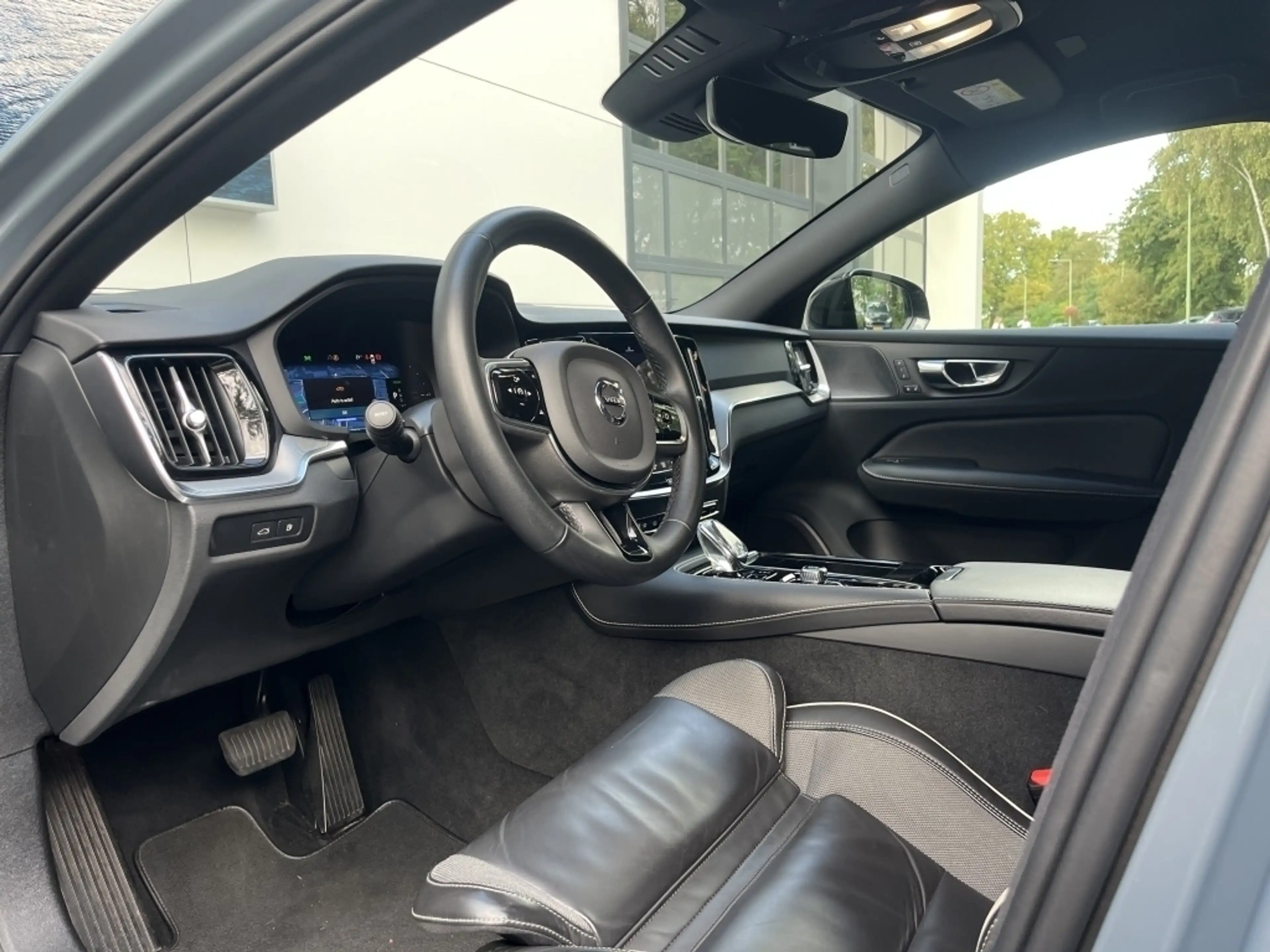 Volvo S60 Recharge T6 AWD Plus Dark | Harman & Kardon audio — photo 14
