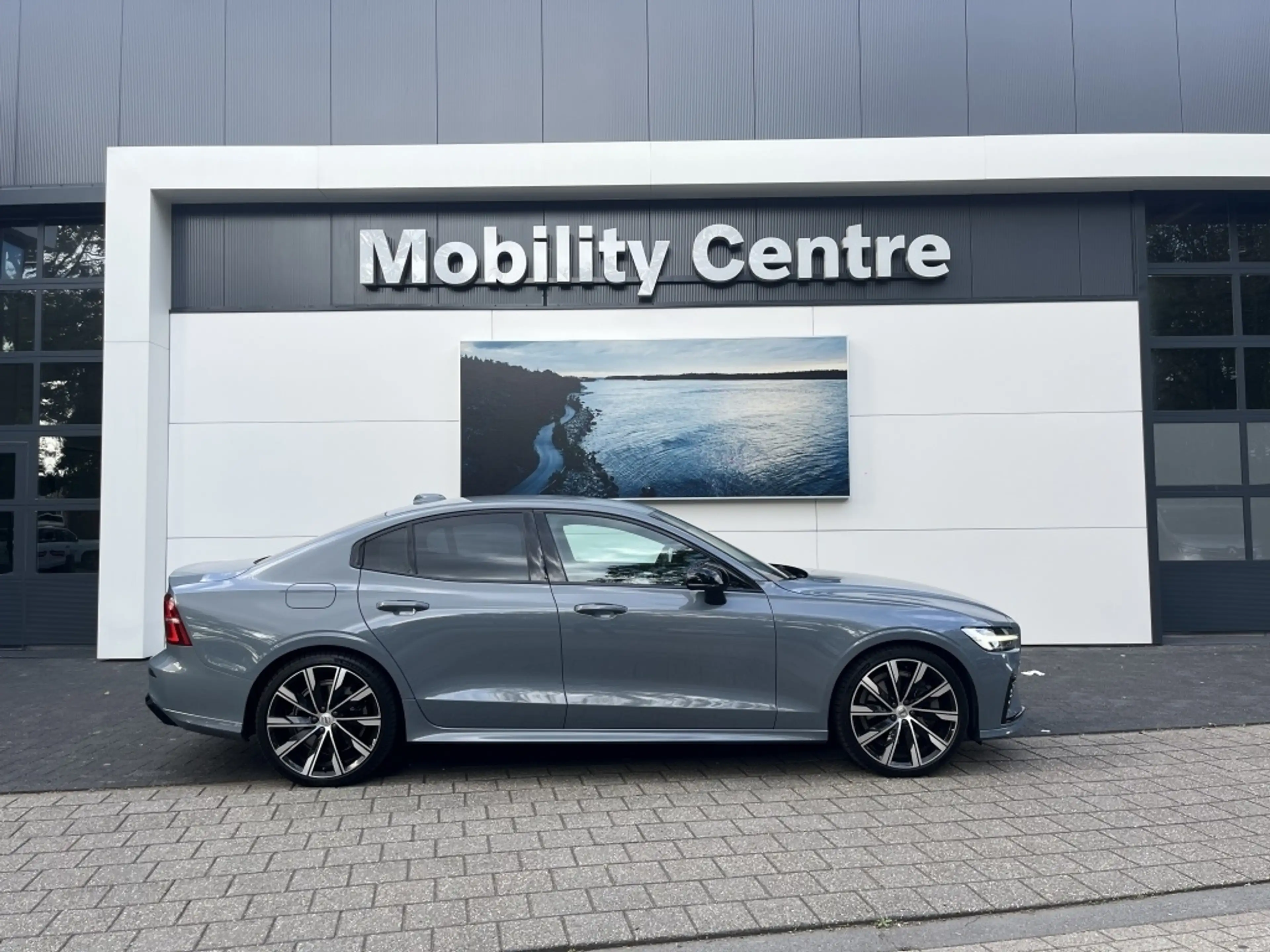Volvo S60 Recharge T6 AWD Plus Dark | Harman & Kardon audio — photo 6